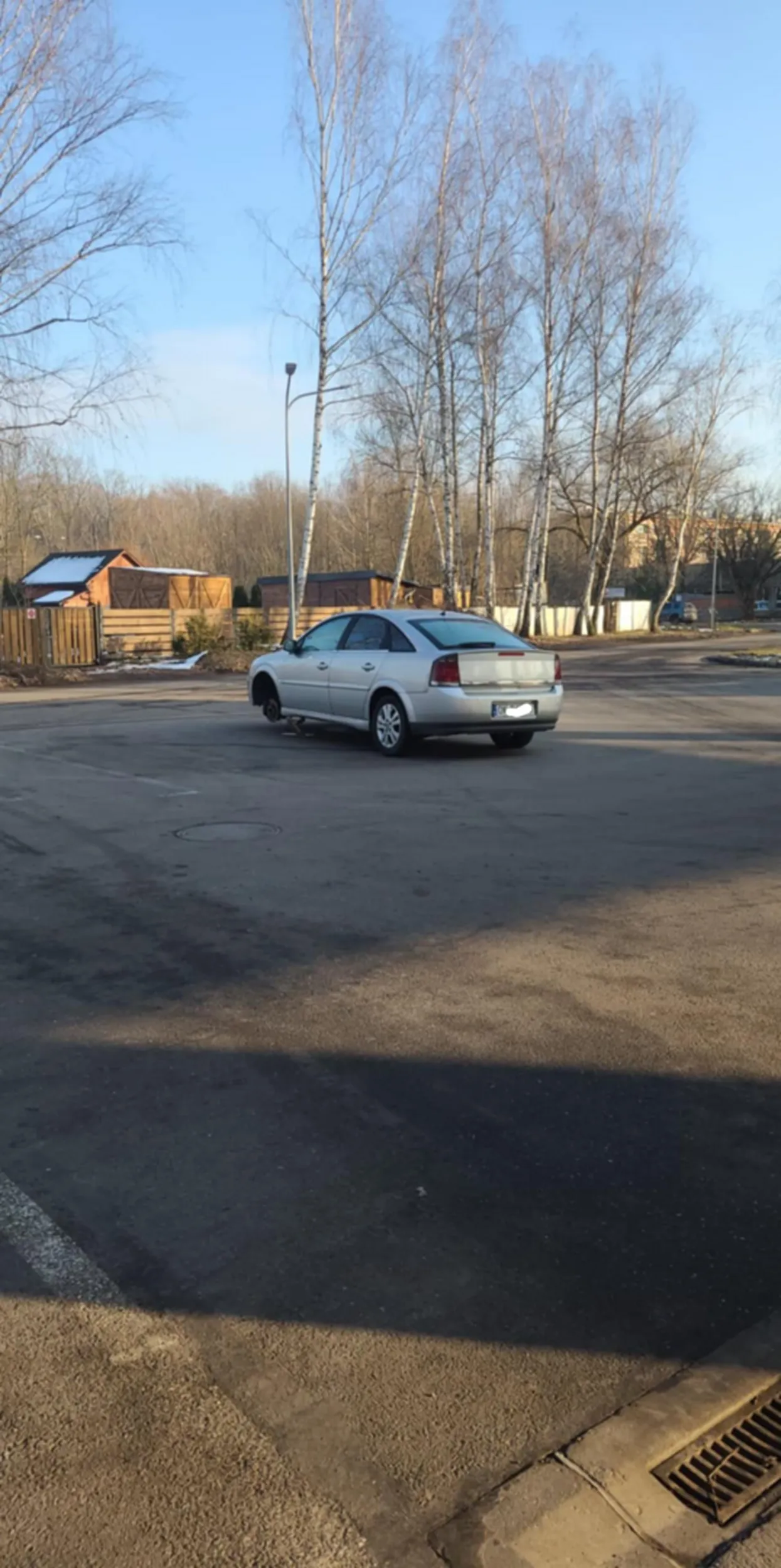 Kretyn zostawił auto bez koła na środku wyjazdu ze stacji benzynowej