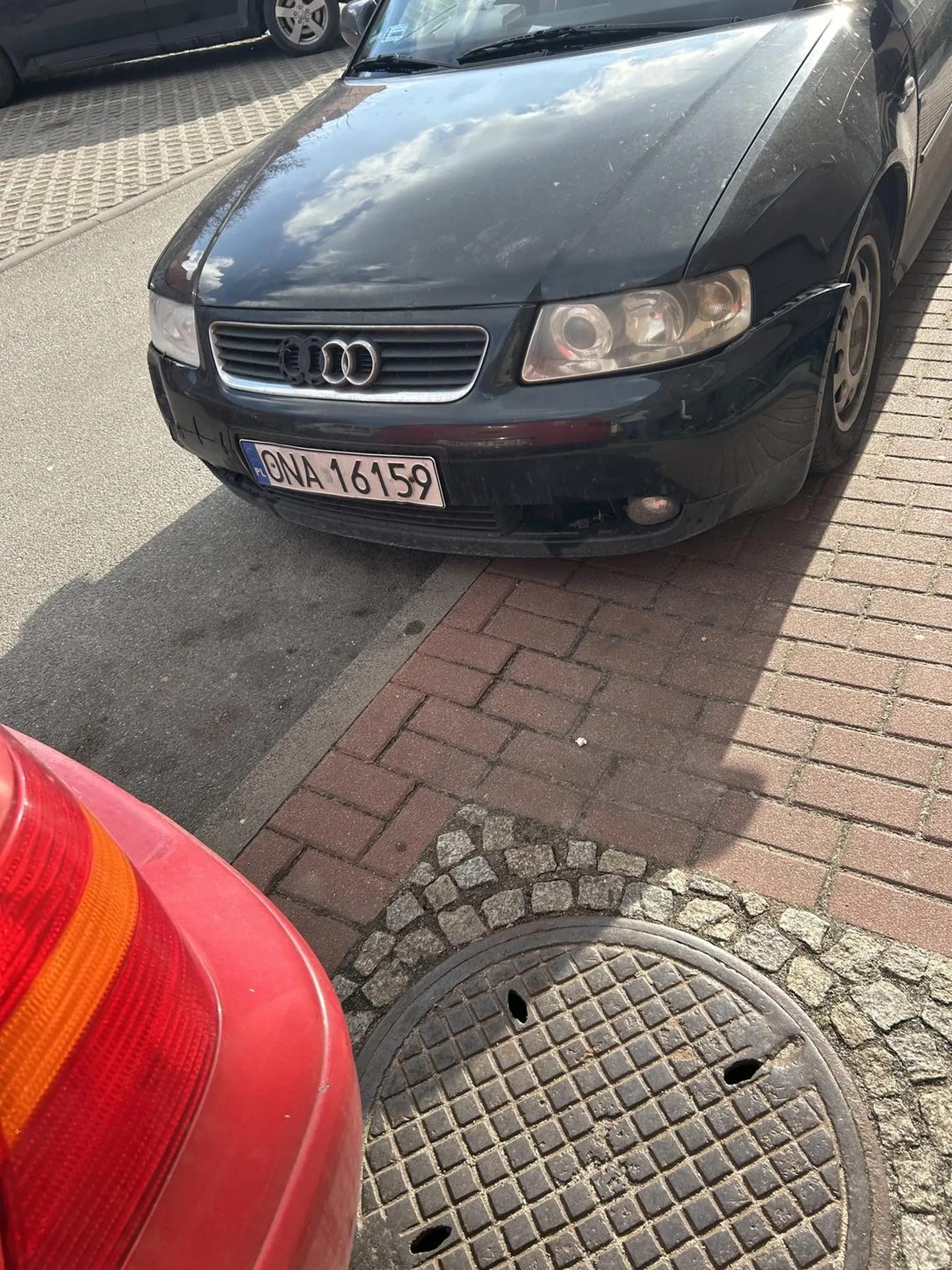 Naucz się parkować od kiedy staje się autem na chodniku. Nawet przejść nie idzie. Widać że jakieś de***l kierować