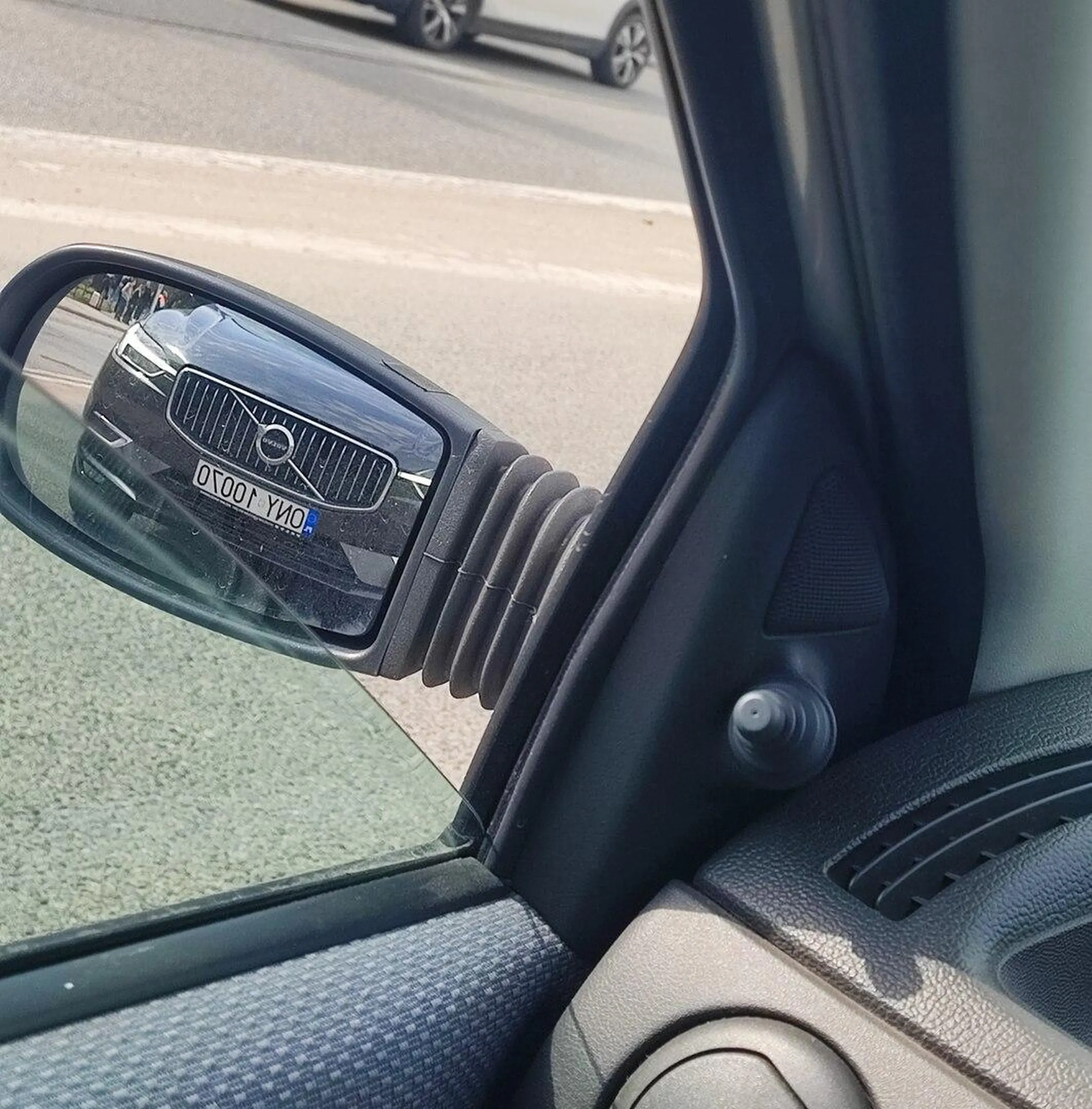 Strażnik Teksasu kupił sobie wielkiego SUVa i blokuje lewy pas