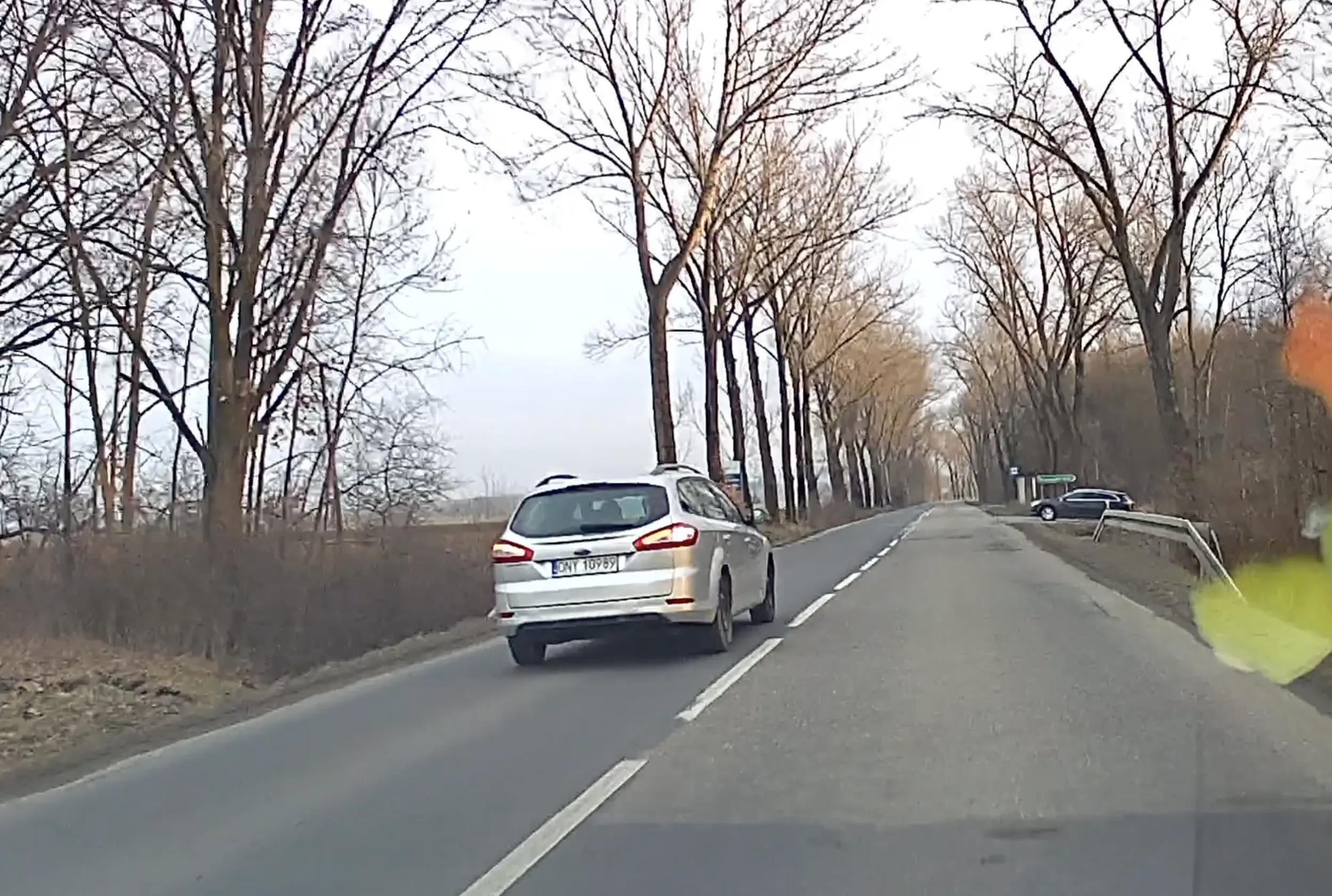 nie wyprzedza się na skrzyżowaniu (i tuż przed)