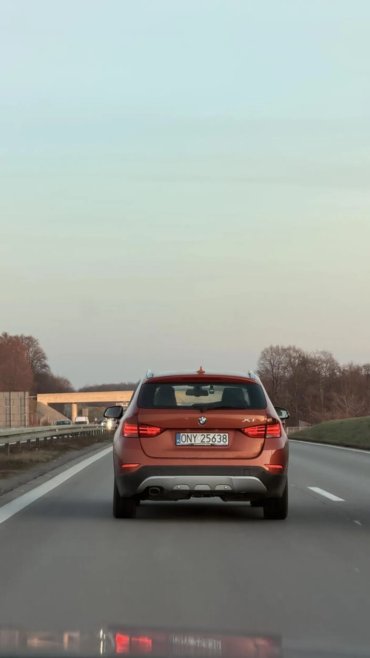 Zwykły śmieć wyprzedzający samego siebie tym samym blokujący lewy pas