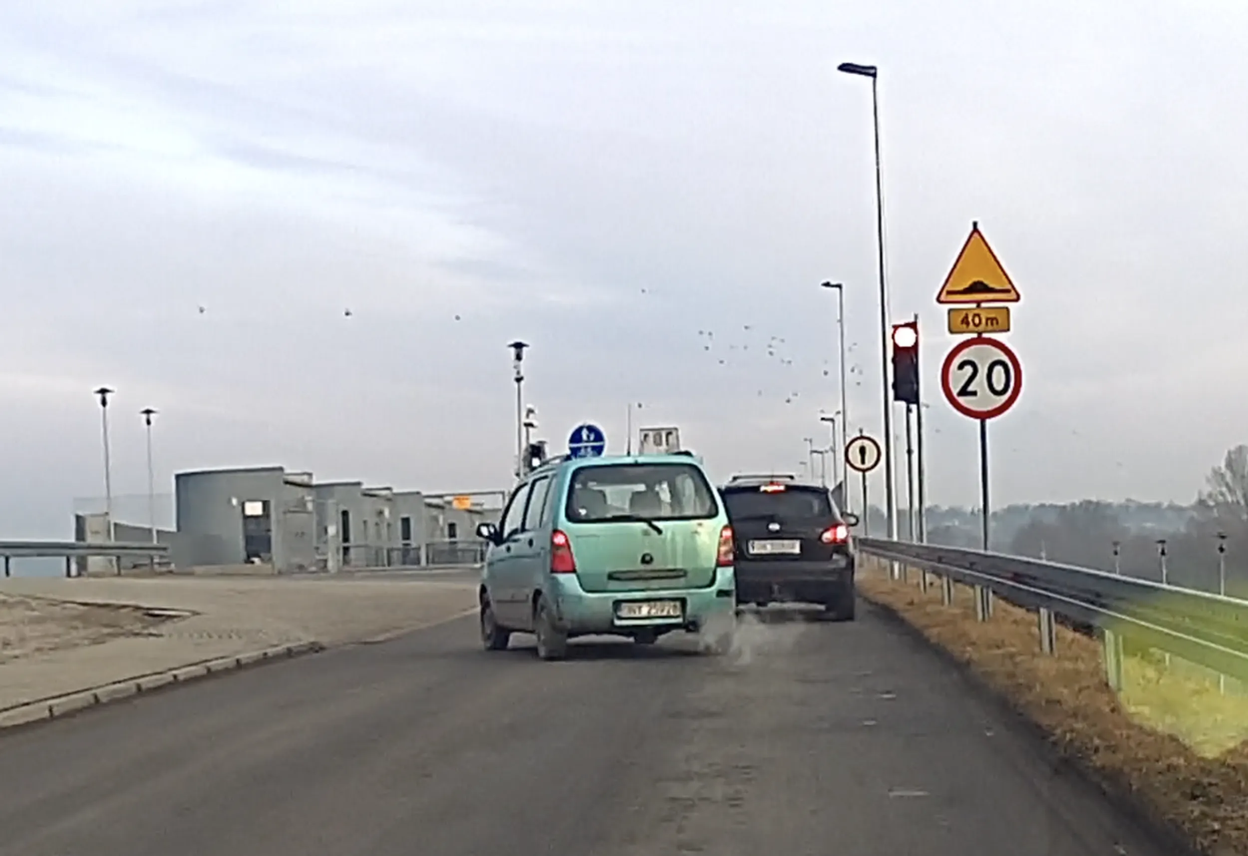 Dla kierowców ukazanych na filmiku czerwone światło to tylko sugestia. Przez takie osoby tworzą się korki i niebezpieczne sytuacje. Życzę powrotu na badania lekarskie na prawo jazdy, może wykryją w końcu daltonizm (chociaż sądząc po jakości badań w tym regionie wątpię). Na przyszłość: może zamiast udawać króla szos, zaczniesz przestrzegać przepisów jak normalny człowiek?