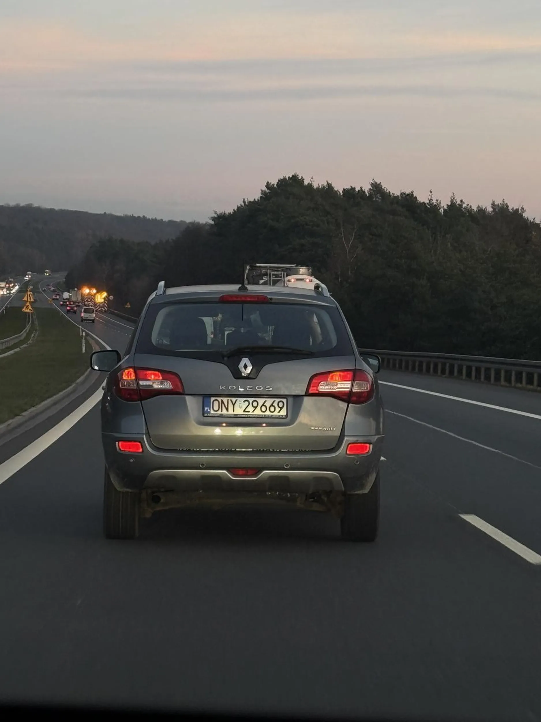 Kobieta jedzie na autostradzie cały czas lewym pasem 110km/h i nie zjedzie na prawy chociaż cały wolny.