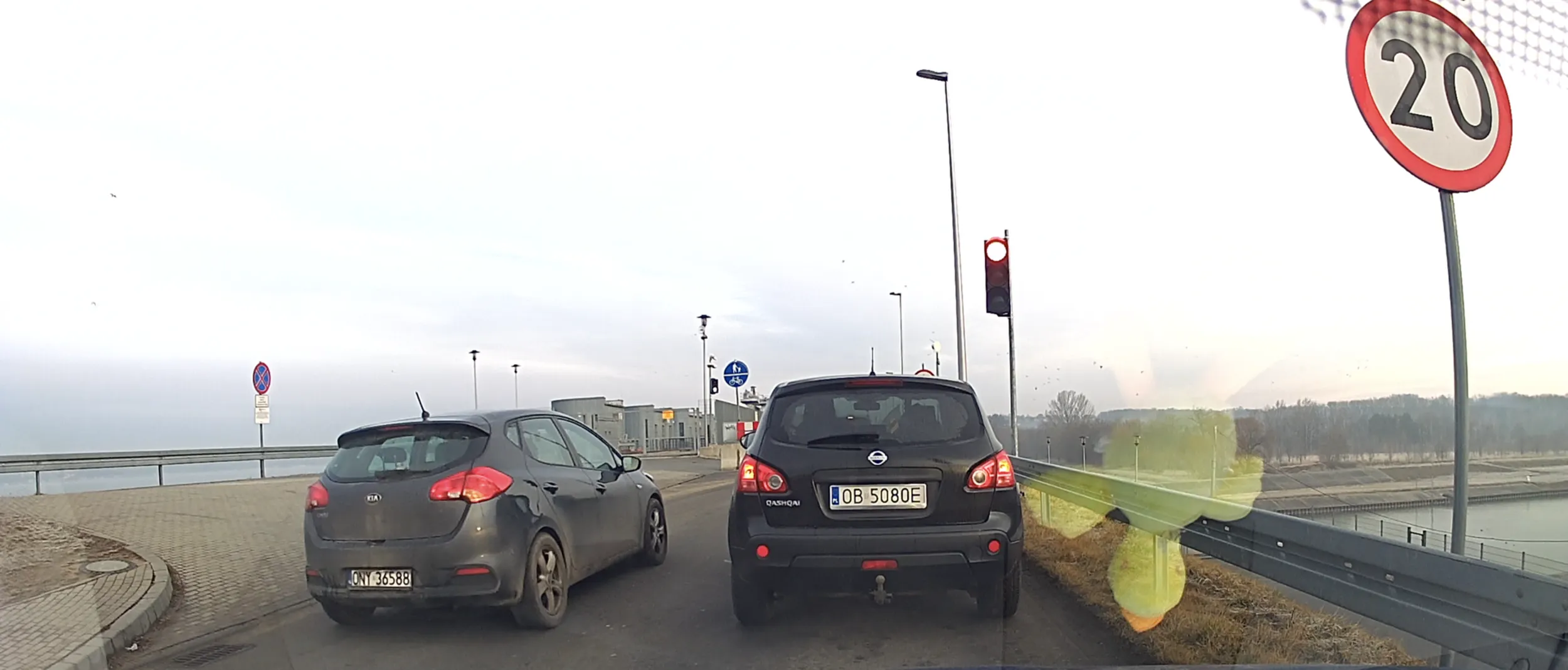 Dla kierowców ukazanych na filmiku czerwone światło to tylko sugestia. Przez takie osoby tworzą się korki i niebezpieczne sytuacje. Życzę powrotu na badania lekarskie na prawo jazdy, może wykryją w końcu daltonizm (chociaż sądząc po jakości badań w tym regionie wątpię). Na przyszłość: może zamiast udawać króla szos, zaczniesz przestrzegać przepisów jak normalny człowiek?