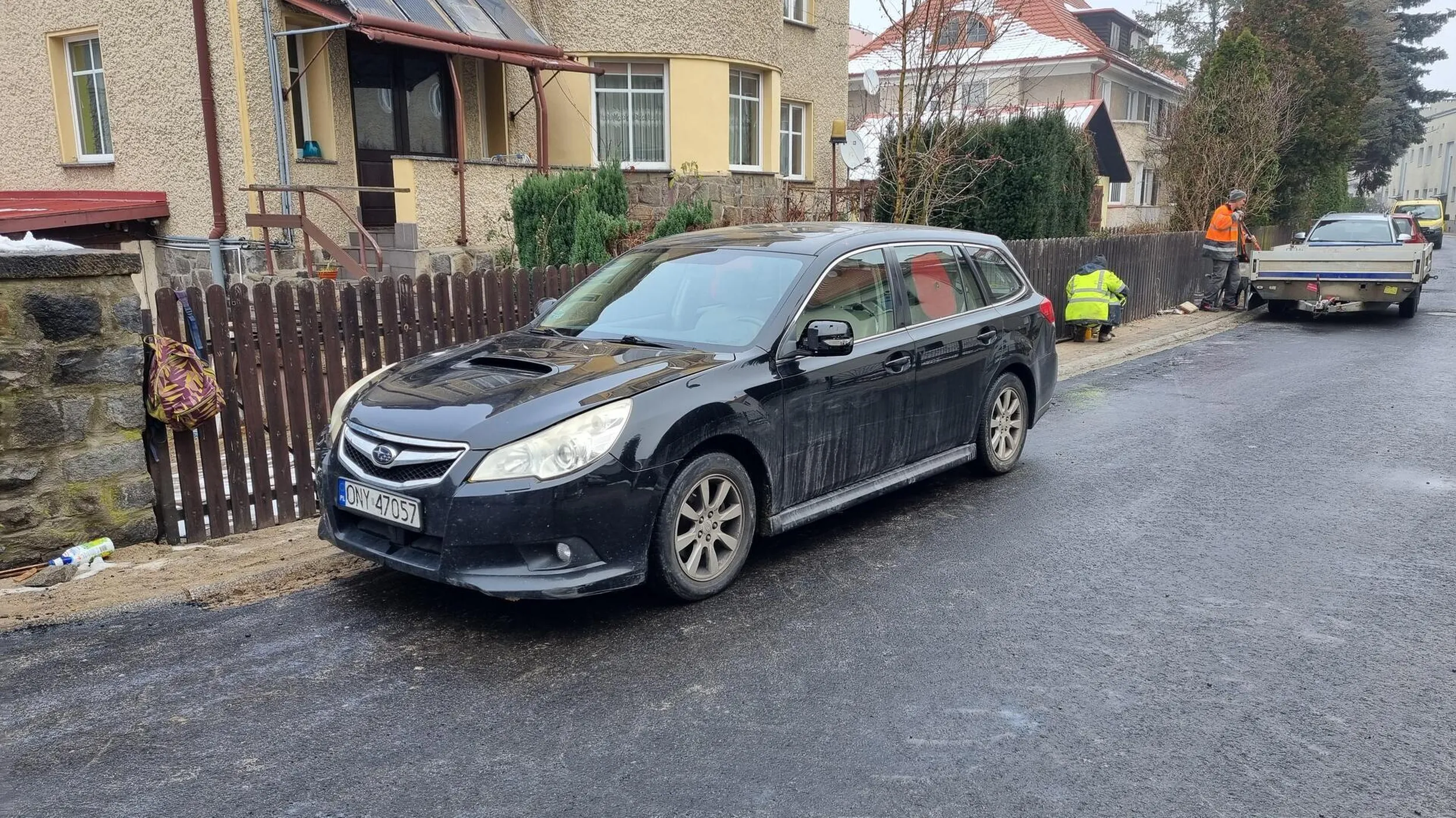 Precyzyjnie dobrane parkowanie dokładnie na wprost wyjazdu z posesji