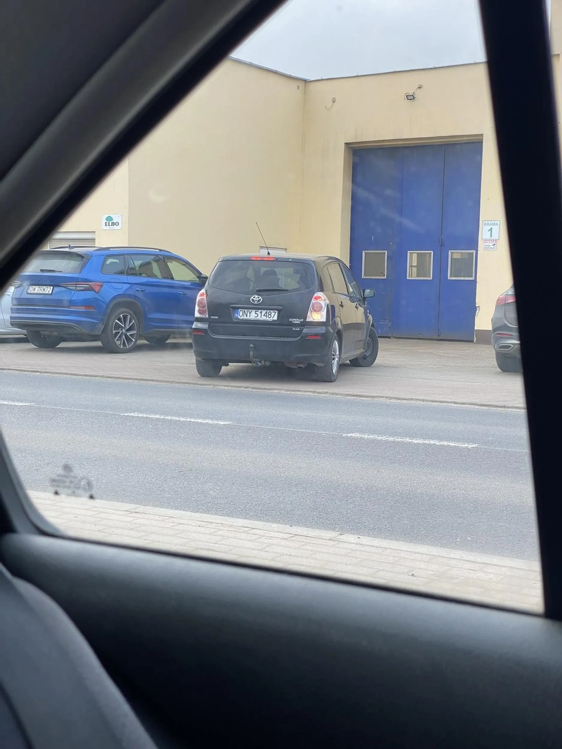 ZŁODZIEJ!!!!!! Dziś, tj. 26.02.2025 ukradli( 3 osoby) torbę zakupów z DINO przy ul. Oleśnickiej w Jelczu-Laskowicach