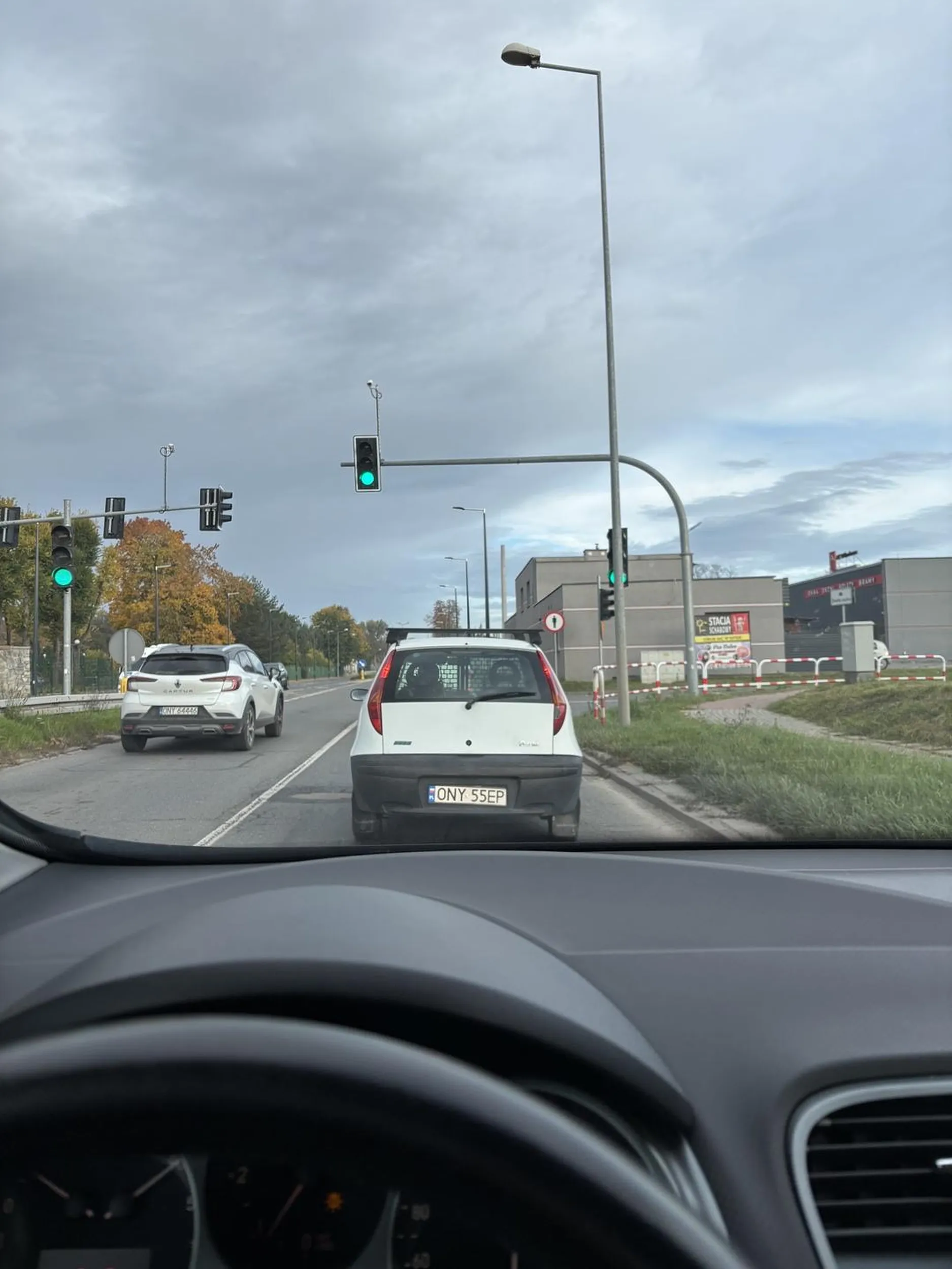 Stary dziad nie potrafi jeździć, bez kierunkowskazu ścina i wjeżdża przed maskę. Mimo mojej reakcji klaksonem został niewzruszony. Dziadkom ok 70 powinni robić badania co pół roku!!! PORAŻKA!!!