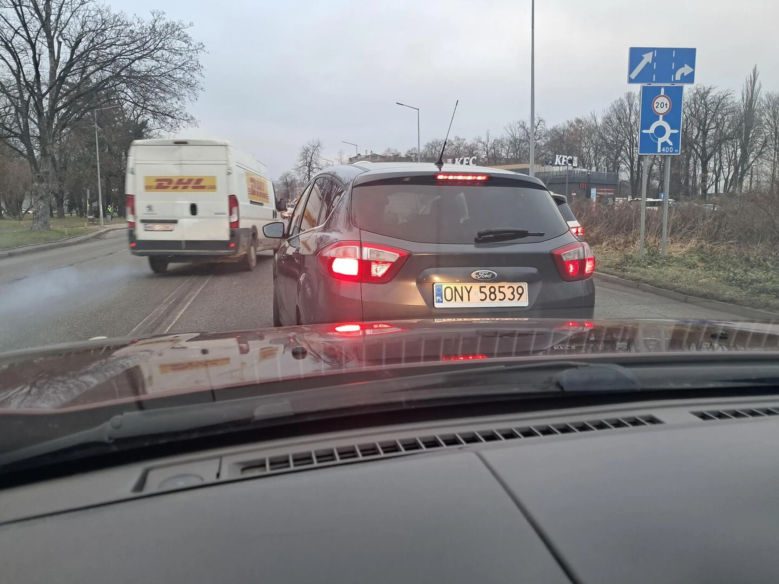 Pani kierowca pojazdu ignoruje przepisy . I blokuje obydwa pasy . Nomincja do szeryfa ⭐️