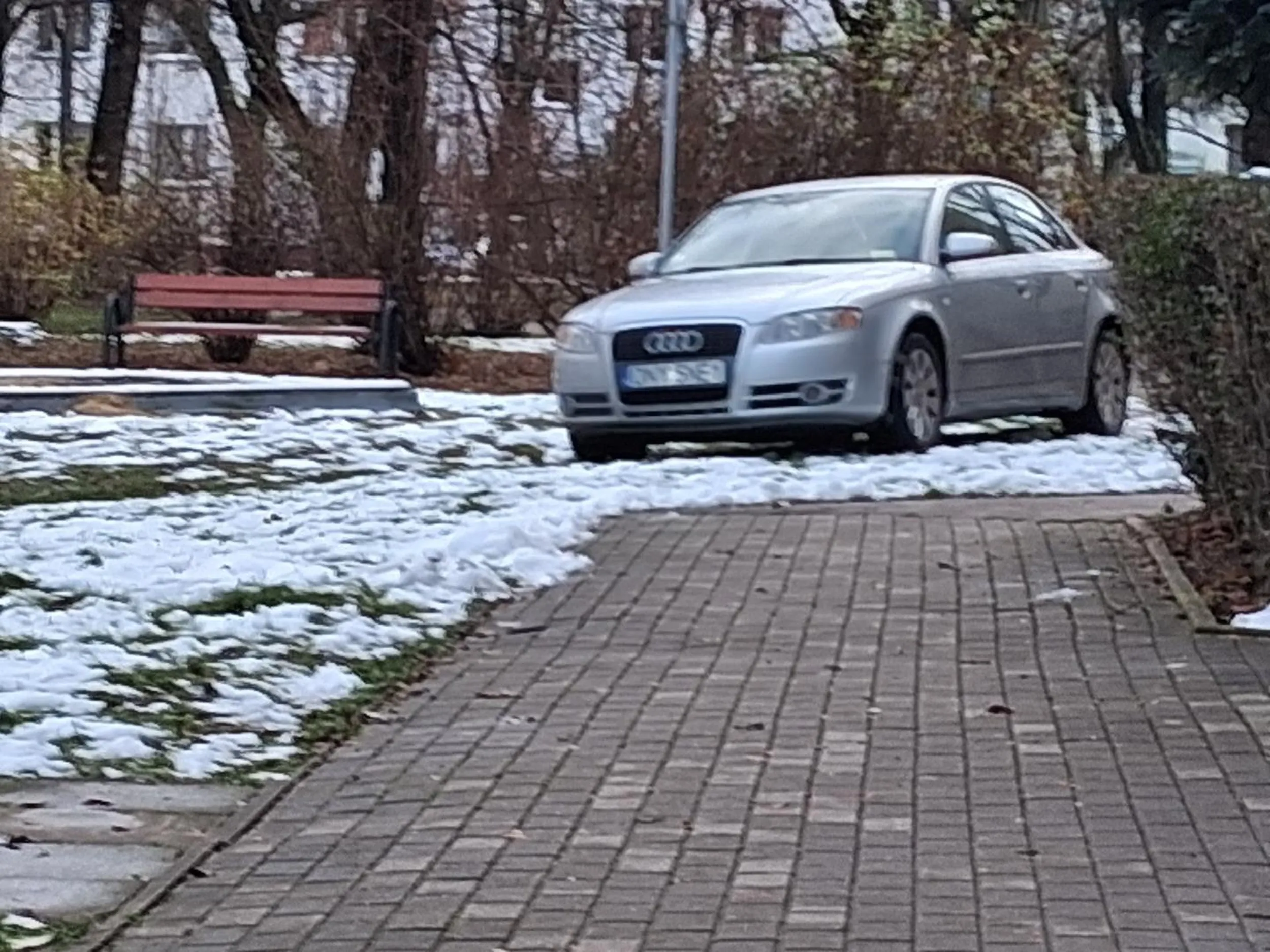 Parkuje na  niedozwolonym miejscu i nie słucha się przechodni mieszkańców