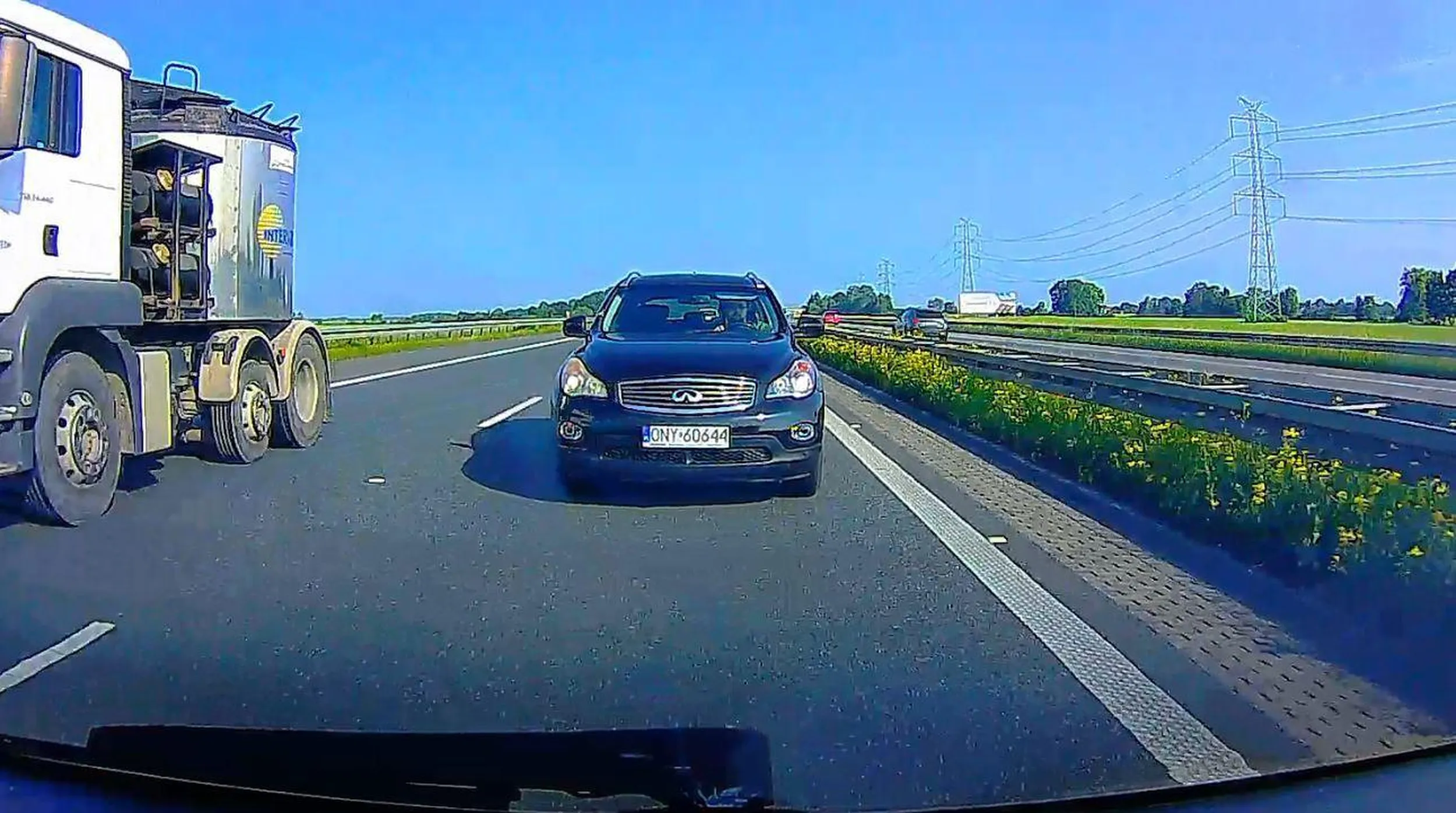 chłop niezrównoważony, dojeżdża na 5 metrów na zderzak na autostradzie przy 140 km/h...