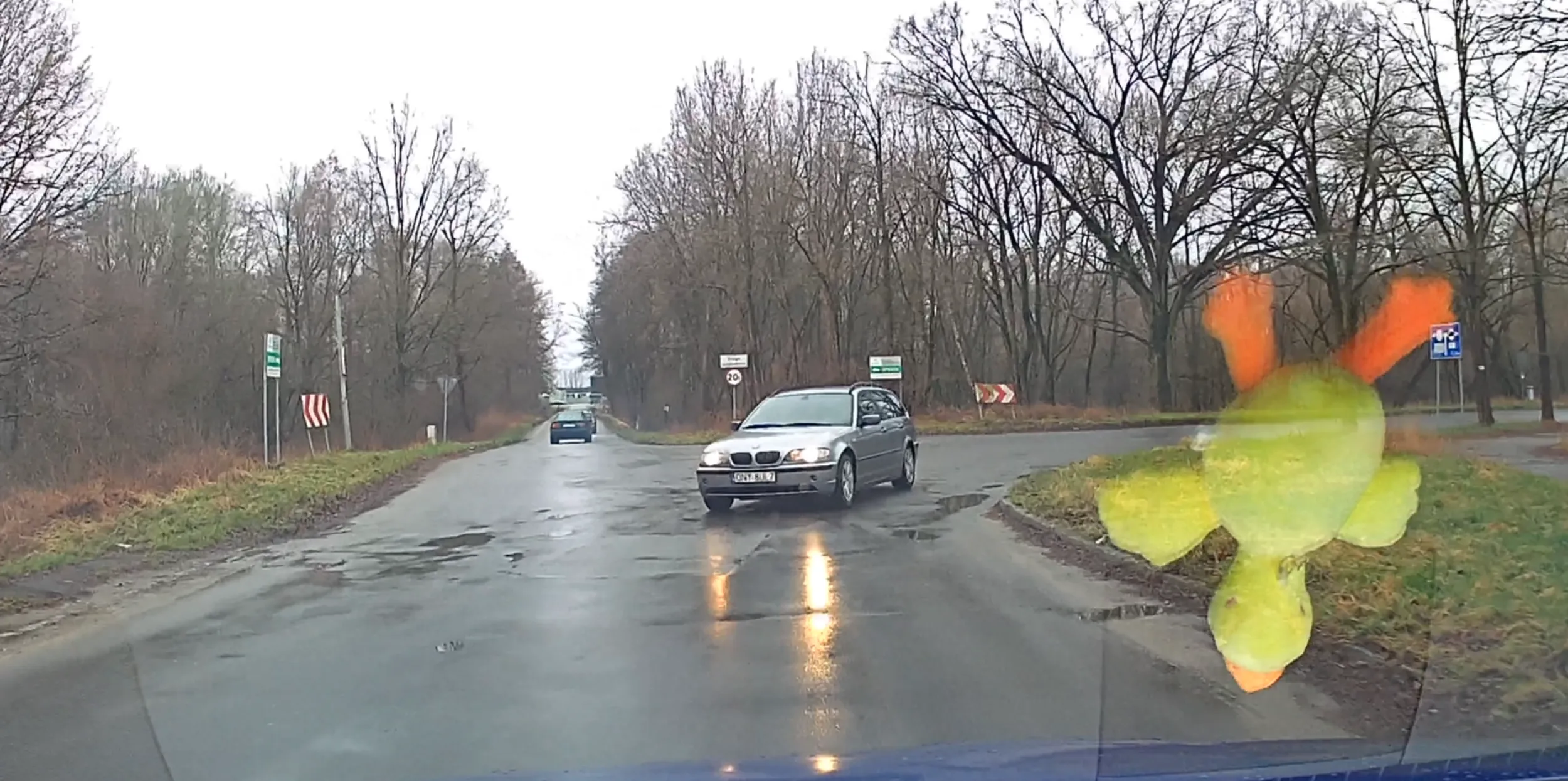 BMW w kombi, co więcej pisać. 0 inteligencji i przewidywania sytuacji na drodze. Jak widzisz cymbale że coś jedzie z naprzeciwka to nie ścinaj zakrętu jakbyś był na torze wyścigowym.