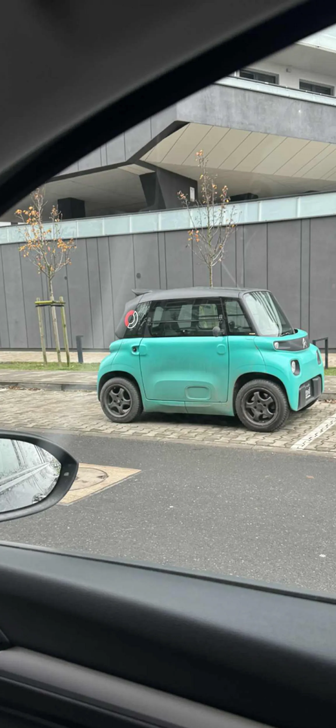 Wrzuciłem jakiś czas temu post o parkowaniu tego dziwaka z samochodówki i zniknął. Więc ponawiam: Weź parkuj tym wehikułem z tyłu swojej szkoły a nie zabierasz miejsce mieszkańcom