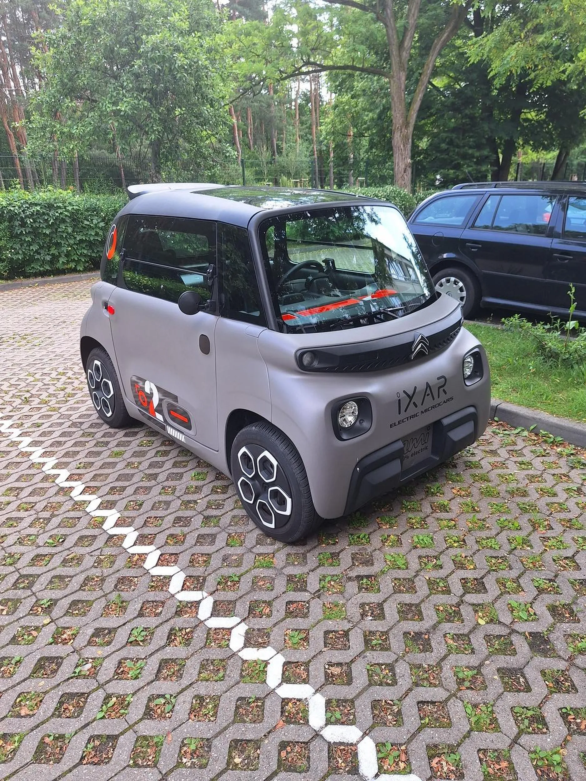 Ten śmiały kierowca wyprzedzał mnie na pasach ale najgorszeje jest ze on maksymalnie może jechać maksymalnie 45 km h jednakże mnie wyprzedził ponieważ ja jechałem wtedy 30 dla tego mnie wyprzedził ten małolat