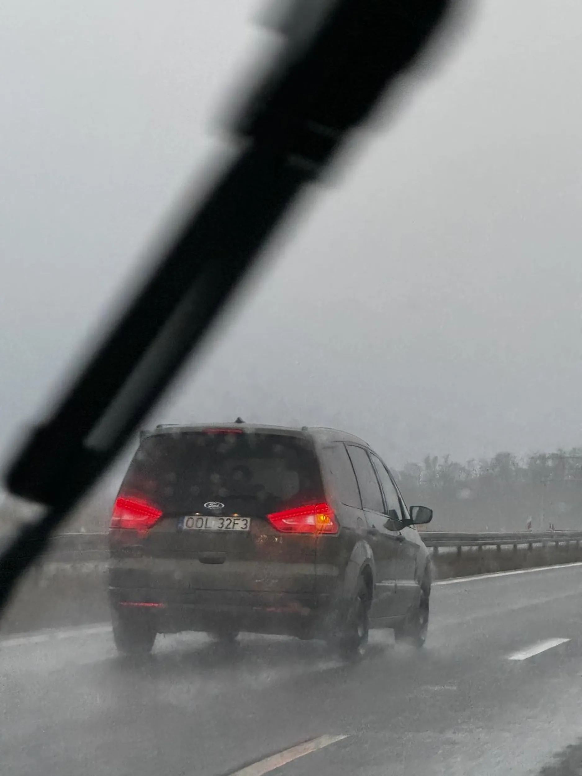 Nie pozdrawiam starego gbura, który widział że ktoś wyprzedza TIRa - jednak nie zwrócił na to większej uwagi i siedział na ( dupie ) i świecił długimi, po czym zrównał się z nami i wygrażał przez szybę