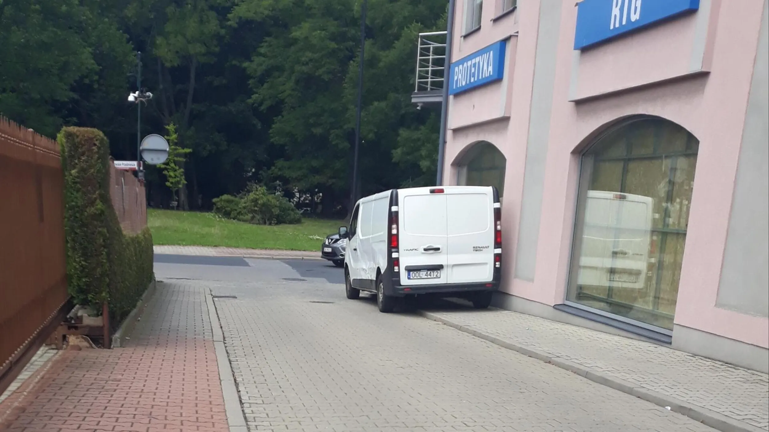 Parkowanie na chodniku, na zakazie zatrzymywania się, bezpośrednio przy skrzyżowaniu.