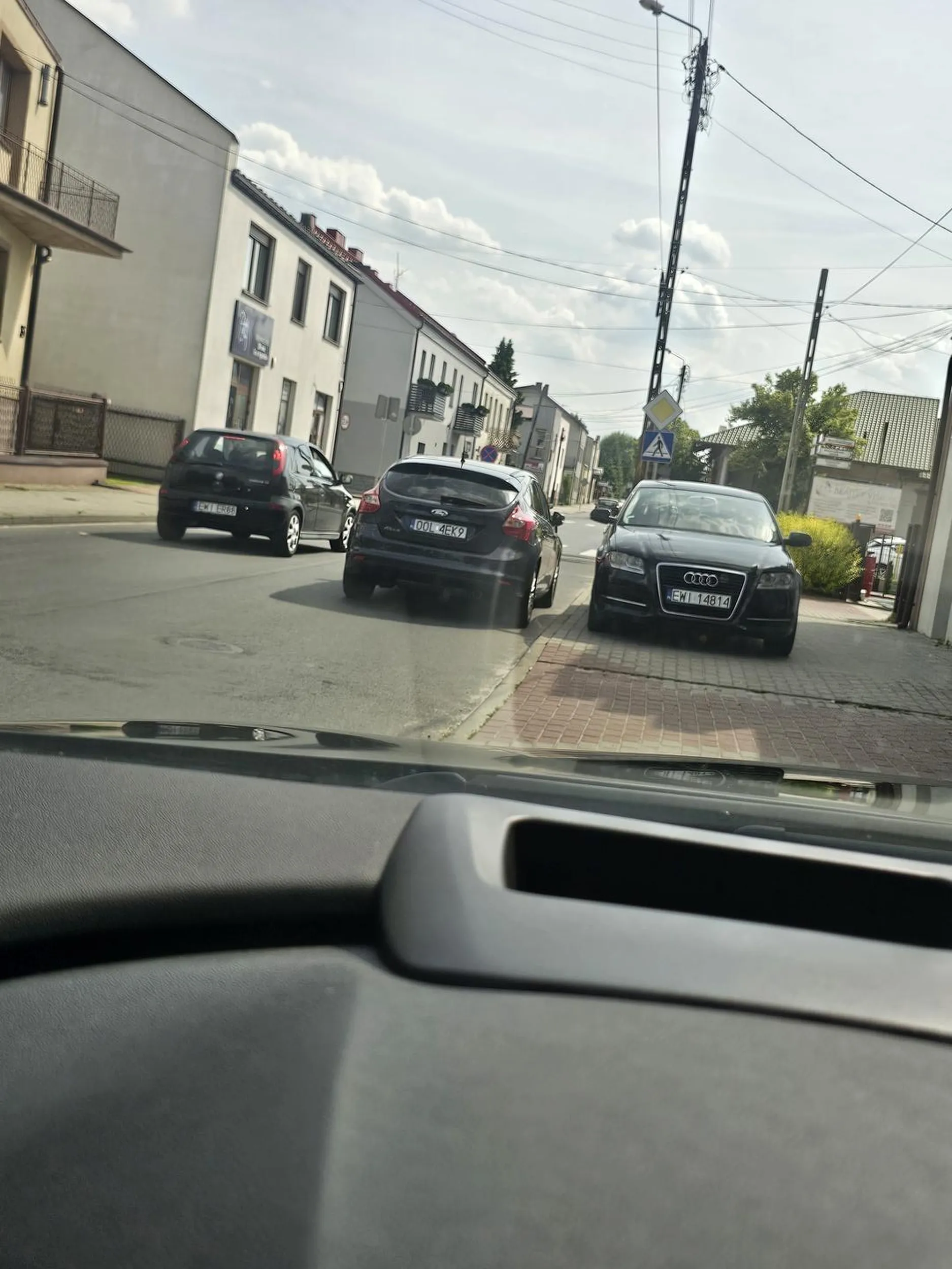 Zdjęcie mówi juz samo za siebie, 5 metrów dalej cale targowisko wolne, moglabys tam nawet zaparkowac na dachu i odleglosc taka sama jak zaparkowany gruz przed samymi pasami, teraz powiedz glupia babo czy w razie potrącenia na pasach pieszego co bys zrobila, albo co bys zrobila jakby to ciebie auto potrącilo i stal ktos inny, pewnie bys sie zesrala i ciągala tego kogos po sądach bo zle zaparkował!!!, czy te 5 metrów dalej warta byla ta wstążka co po nią poszlaś idiotko!!!