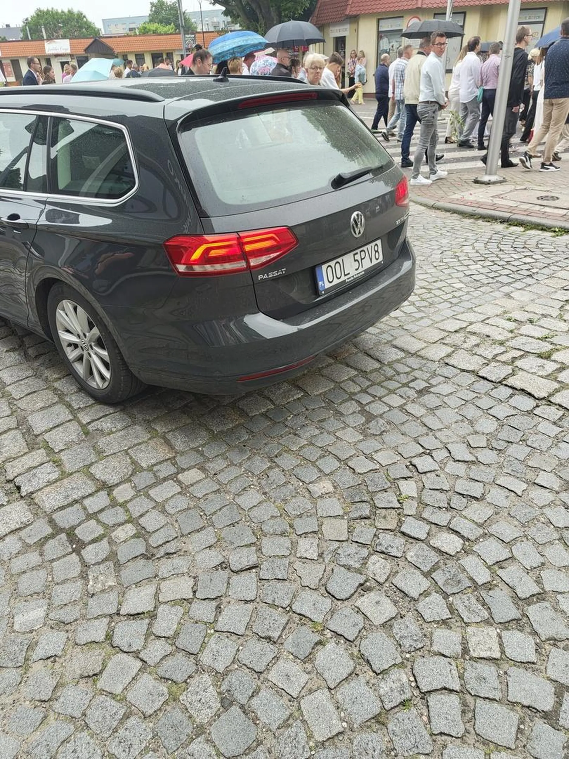 Cham i prostak!!! Twoje manewry na drodze są nie tylko niebezpieczne, ale też kompletnie nieodpowiedzialne. Proszę, zastanów się nad konsekwencjami, zanim znów wsiądziesz za kierownicę.