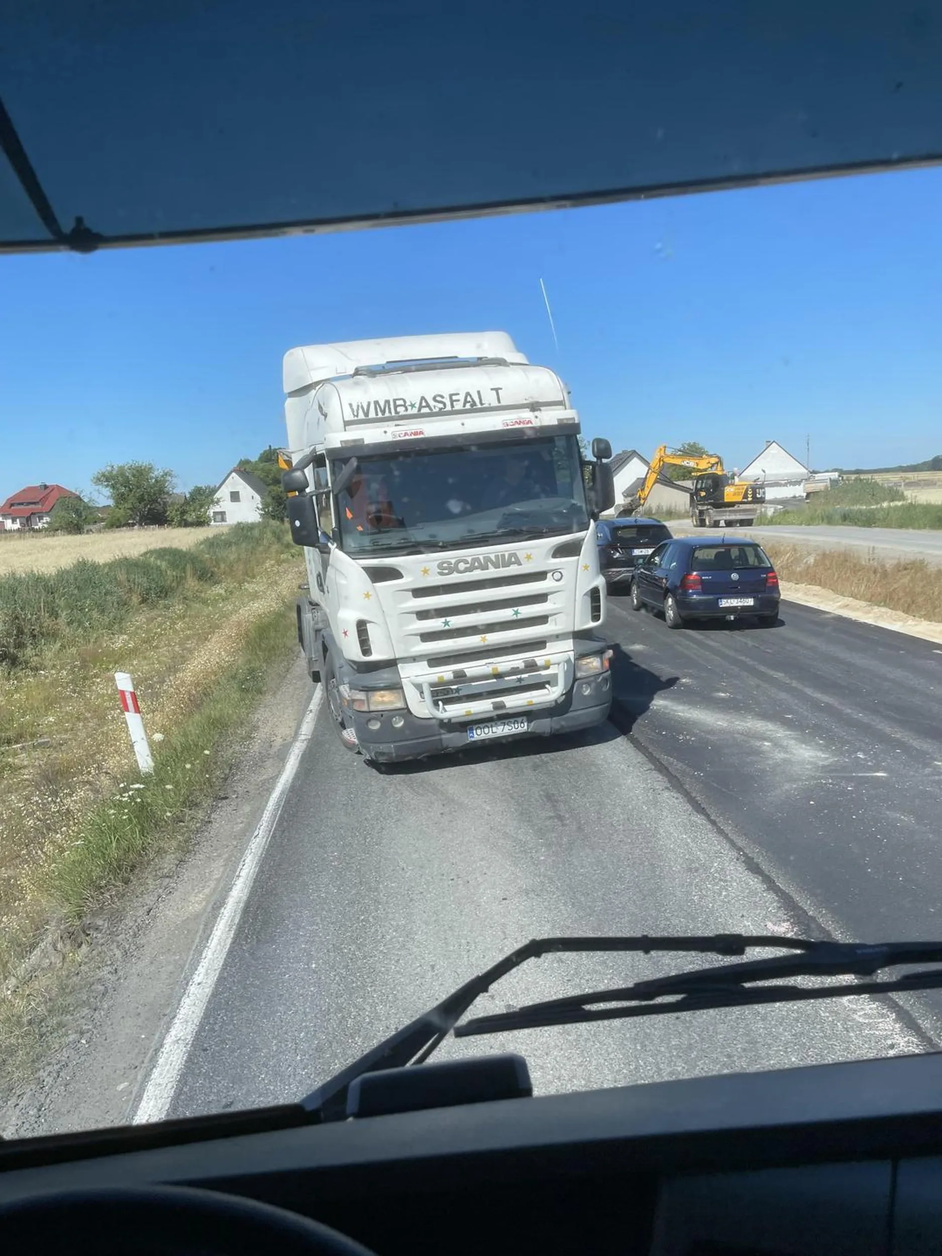 Brudas z Olesna robi sobie śmietnik z dróg i poboczy wyrzucając papierki za okno, mam nadzieję że ktoś cię zna i zesra ci się na podwórku. Sam jestem kierowcą ale nie utożsamiam się przez takich dziadów z PGR
