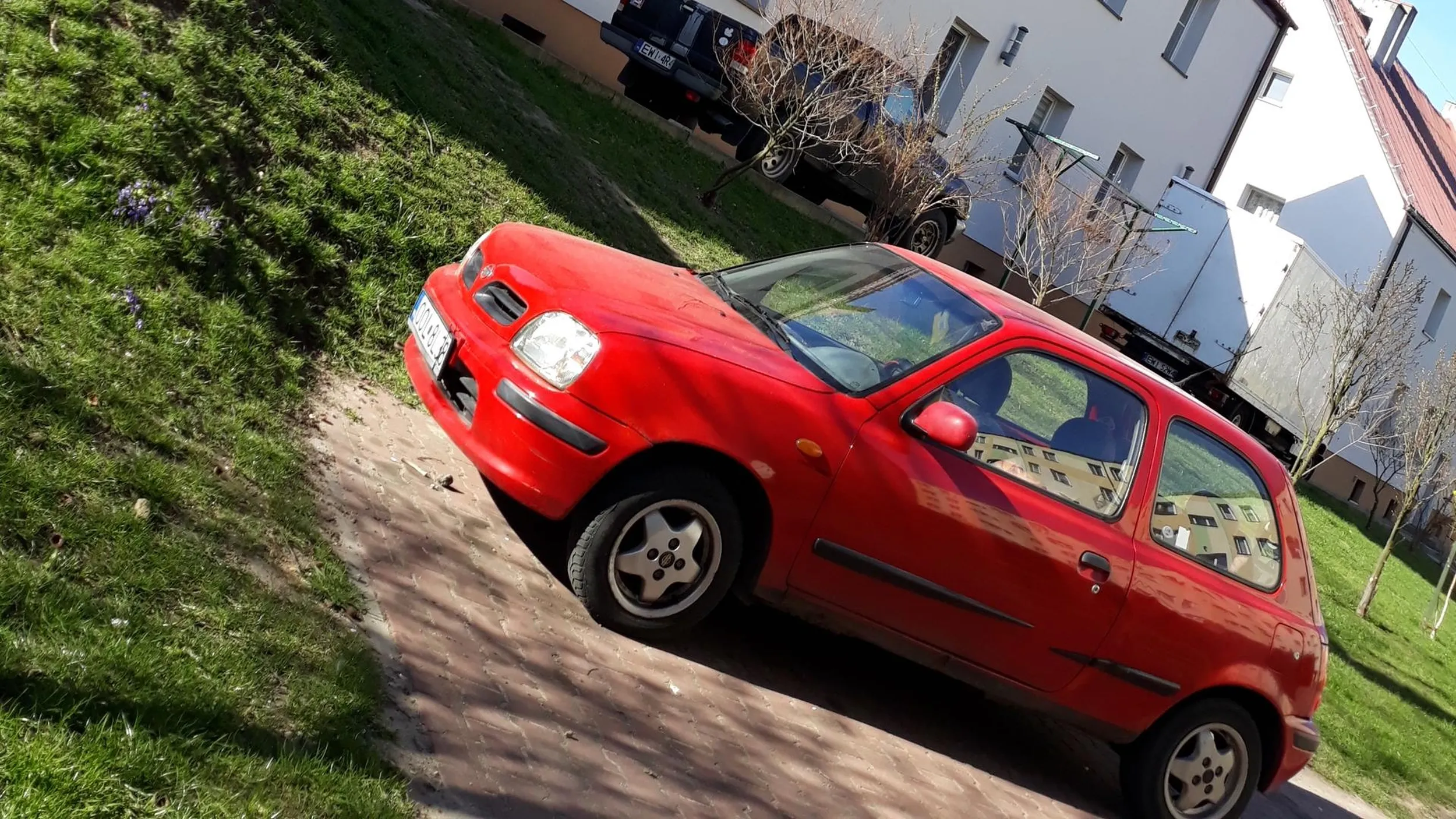 Parkuje tak już od dłuższego czasu. - droga pożarowa - zakaz postoju - zakaz wjazdu dla nie mieszkańców