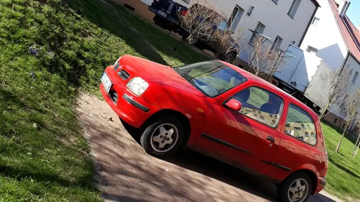 Parkuje tak już od dłuższego czasu. - droga pożarowa - zakaz postoju - zakaz wjazdu dla nie mieszkańców