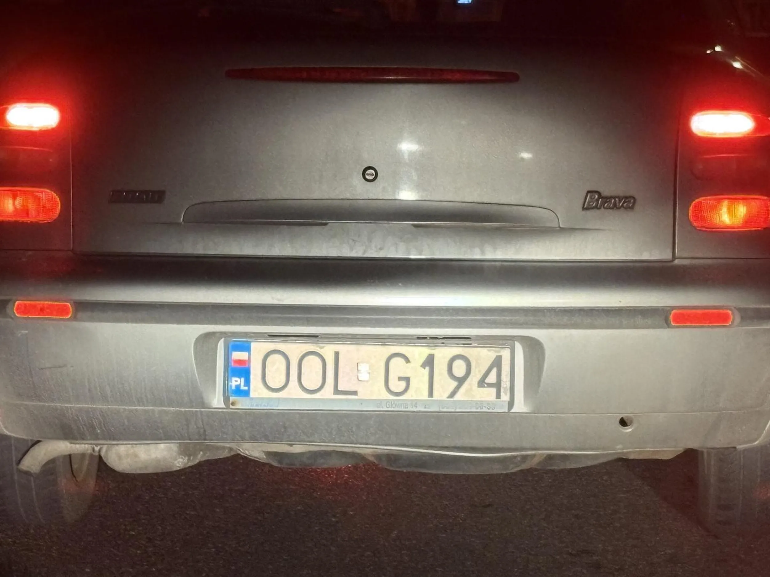 Pajac najpierw wyjeżdża z parkingu prawie powodując wypadek później zaczął wyprzedzać na skrzyżowaniu i jakby tego było mało to jeszcze na ostrym zakręcie po martwiej strefie też wyprzedza a w dodatku wszystko to filmuje swoją kamerką z przodu gratuluję myślenia i rejestrowania swoich wykroczeń