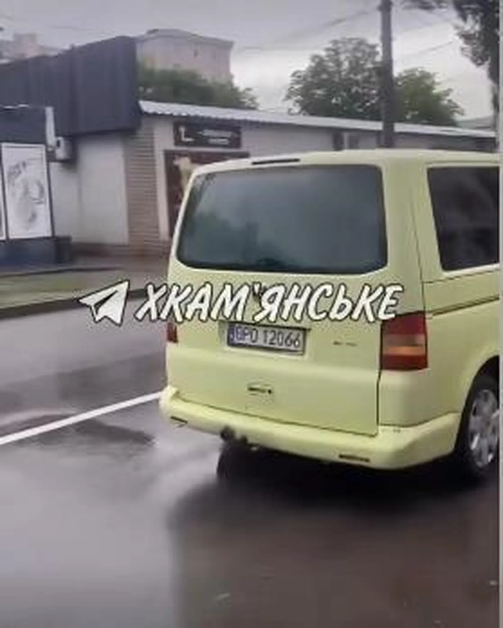 ten zolty vw bus jest juz na ukrainie i wyłapuje uchylantów :(