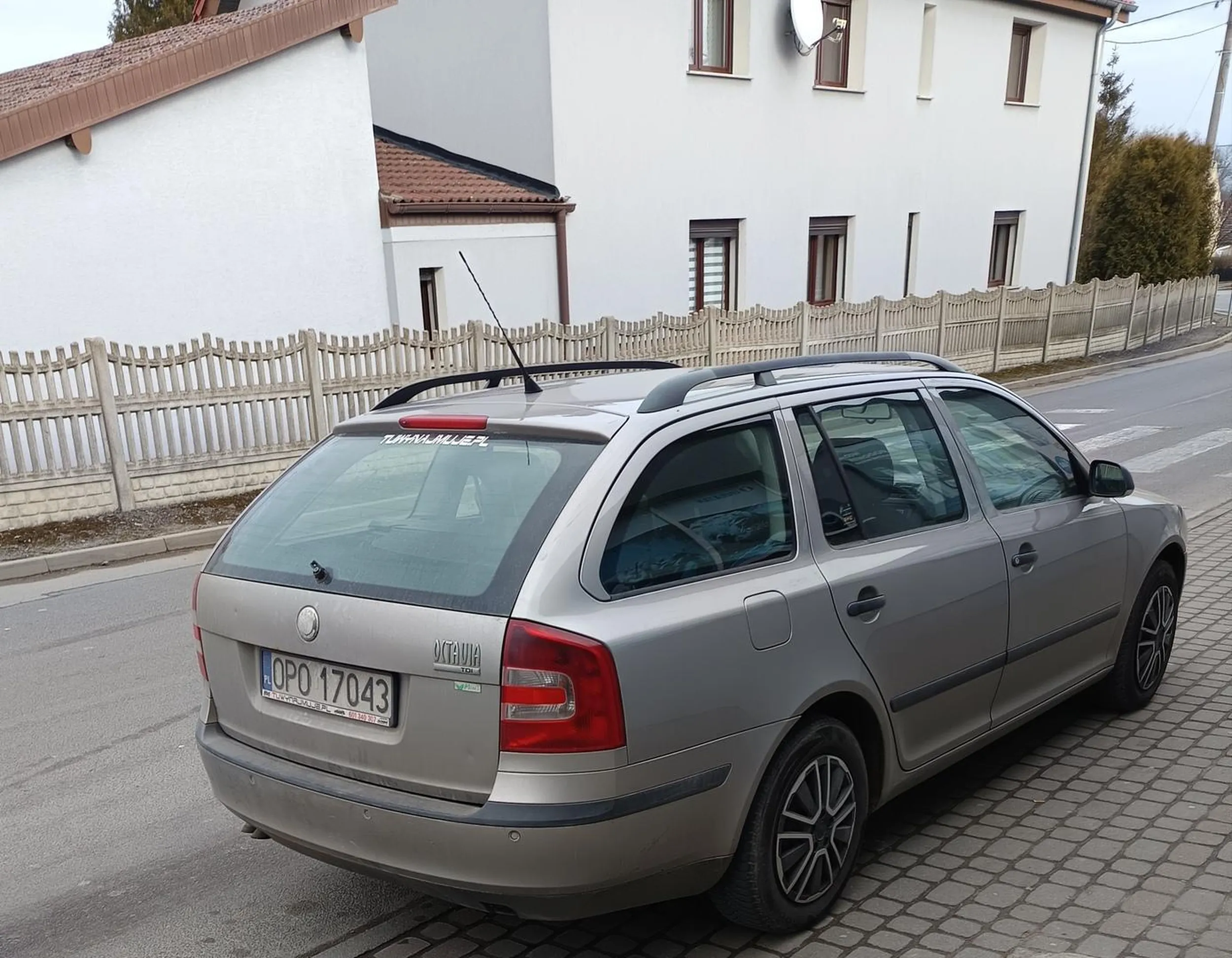 Kobieta zostawia małe dzieci w samochodzie i idzie na zakupy do sklepu, na dworze temp -1 . Dzieci w samochodzie wariowały, awaryjne się świeciły.Sprawa zgłoszona na policję