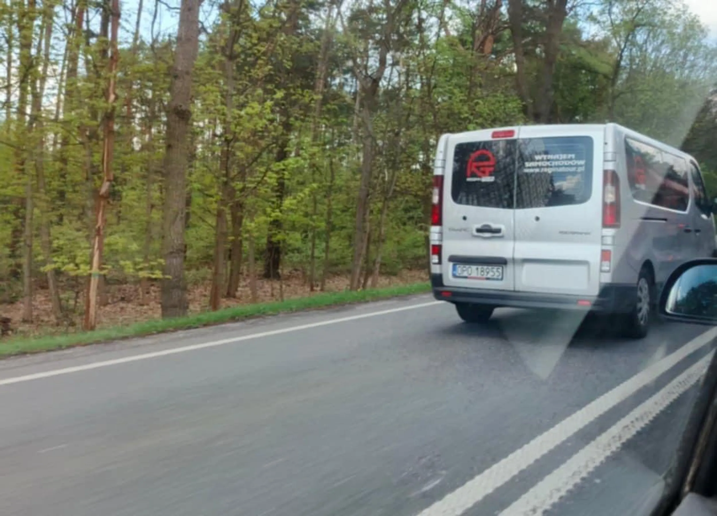 Z tego co wiem na podwójnej ciągłej nie można wyprzedzać