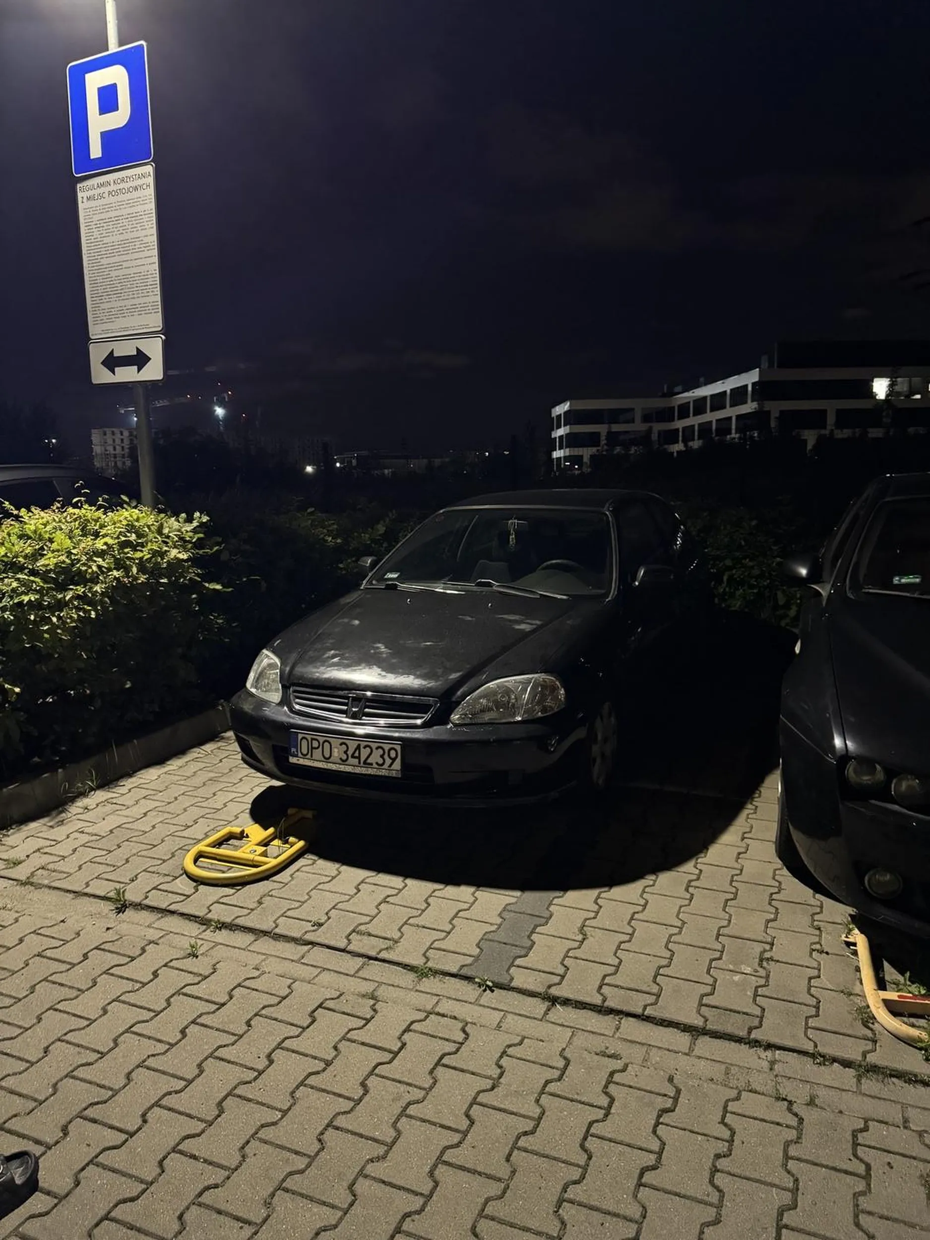 Kierowca samochodu z tablicą opo 34239 zaparkował na prywatnym miejscu parkingowym, za które regularnie płacę. Brak szacunku i kultury. Proszę o więcej uwagi i poszanowanie cudzej własności.