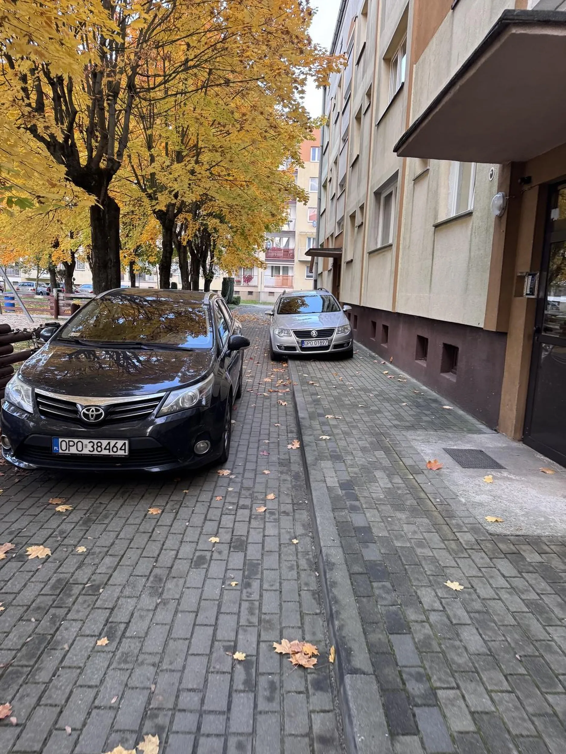 Następnym razem polecam świnio zaparkować na klatce schodowej. Karetka ma przejechać po dachu tego złomu?