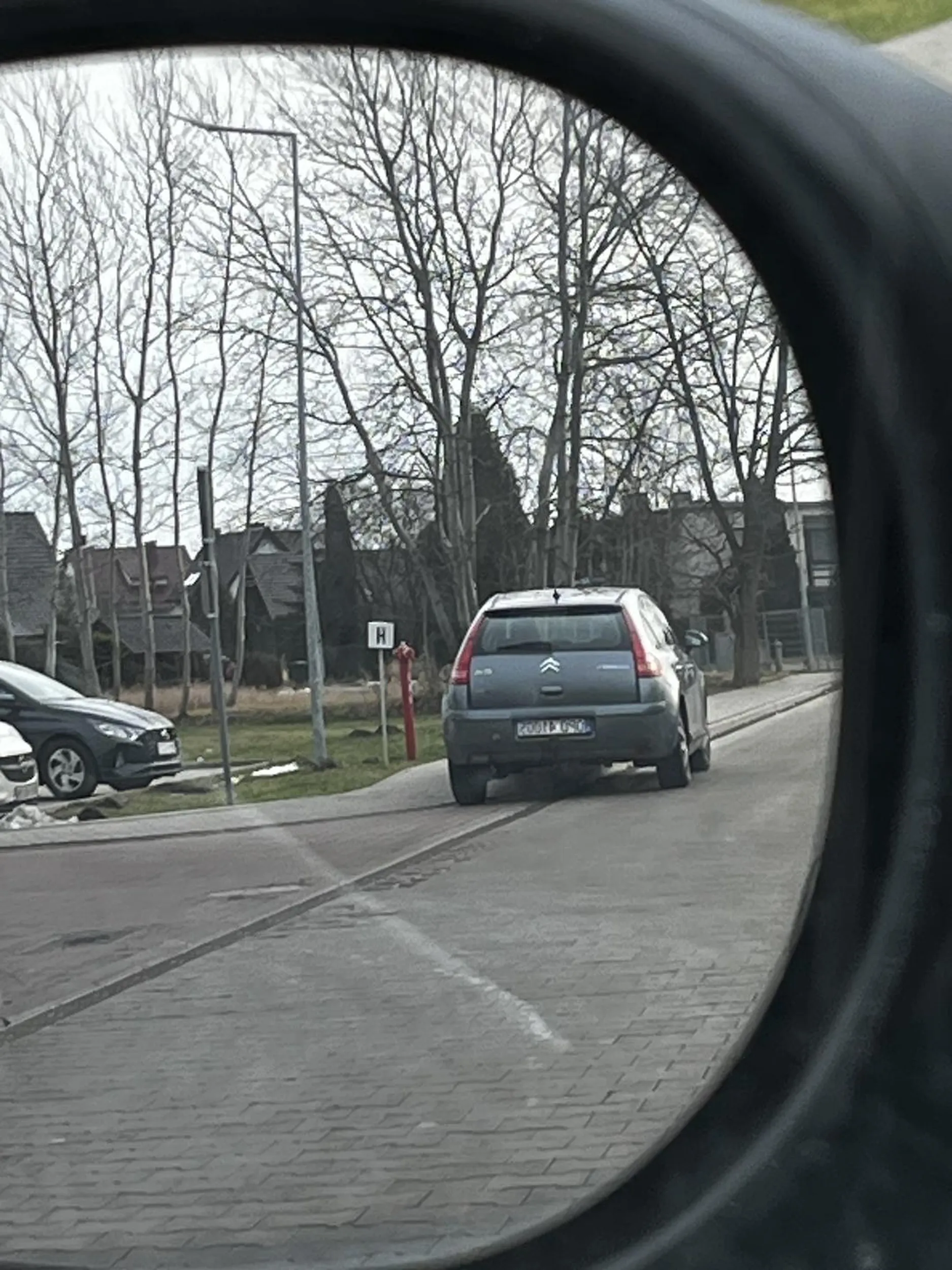 Nie wiem jak jeździ ale parkuje trochę na chodniku, trochę na skrzyżowaniu z parkingiem dość ruchliwego sklepu, a i jeszcze zaraz przed hydrantem, prose tak więcej nie robić, bo na parkingu dużo jeszcze miejsca było