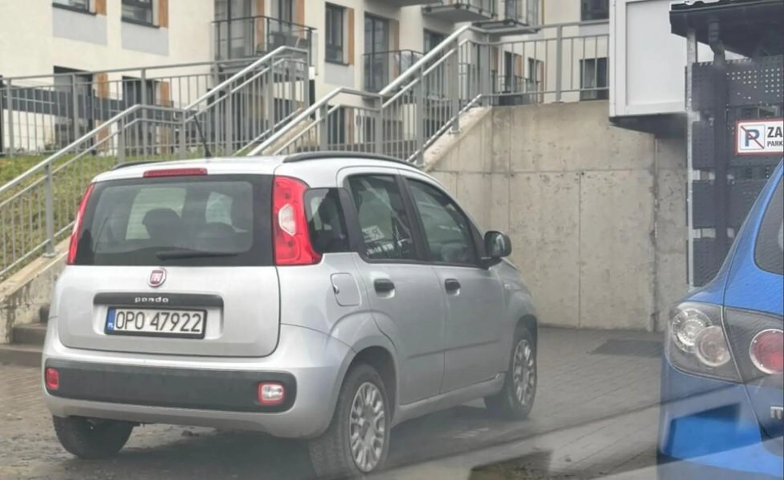 Zaprakował na zakazie, zablokował dostęp do windy dla niepełnosprawnych, uniemożliwił odbiór śmieci (brak możliwości wyjechania kontenerem z pod wiaty).