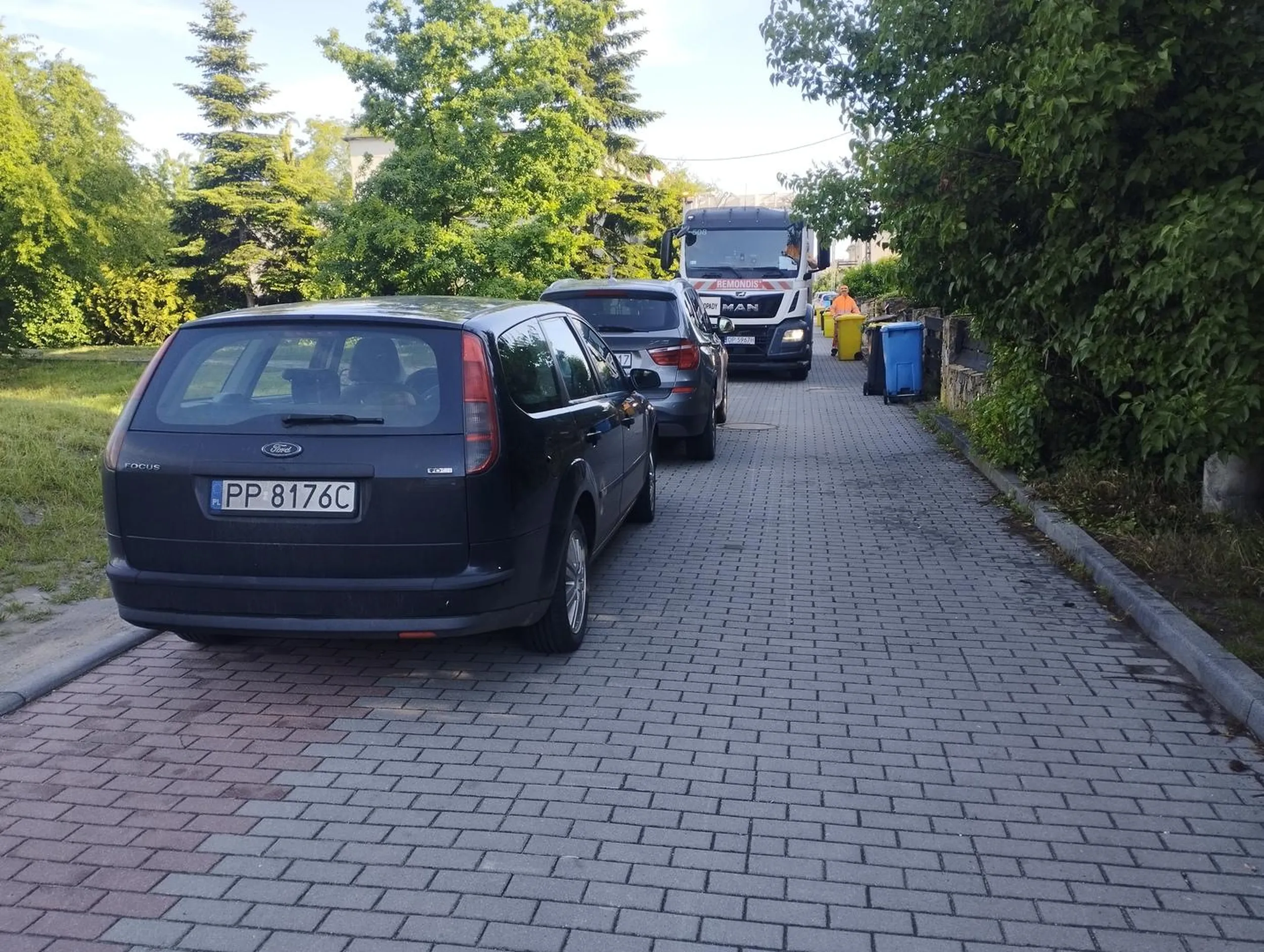 Jakim zjebem trzeba być, aby zablokować ulicę dla przejazdu śmieciarki pomimo prośby o zaniechanie parkowania.