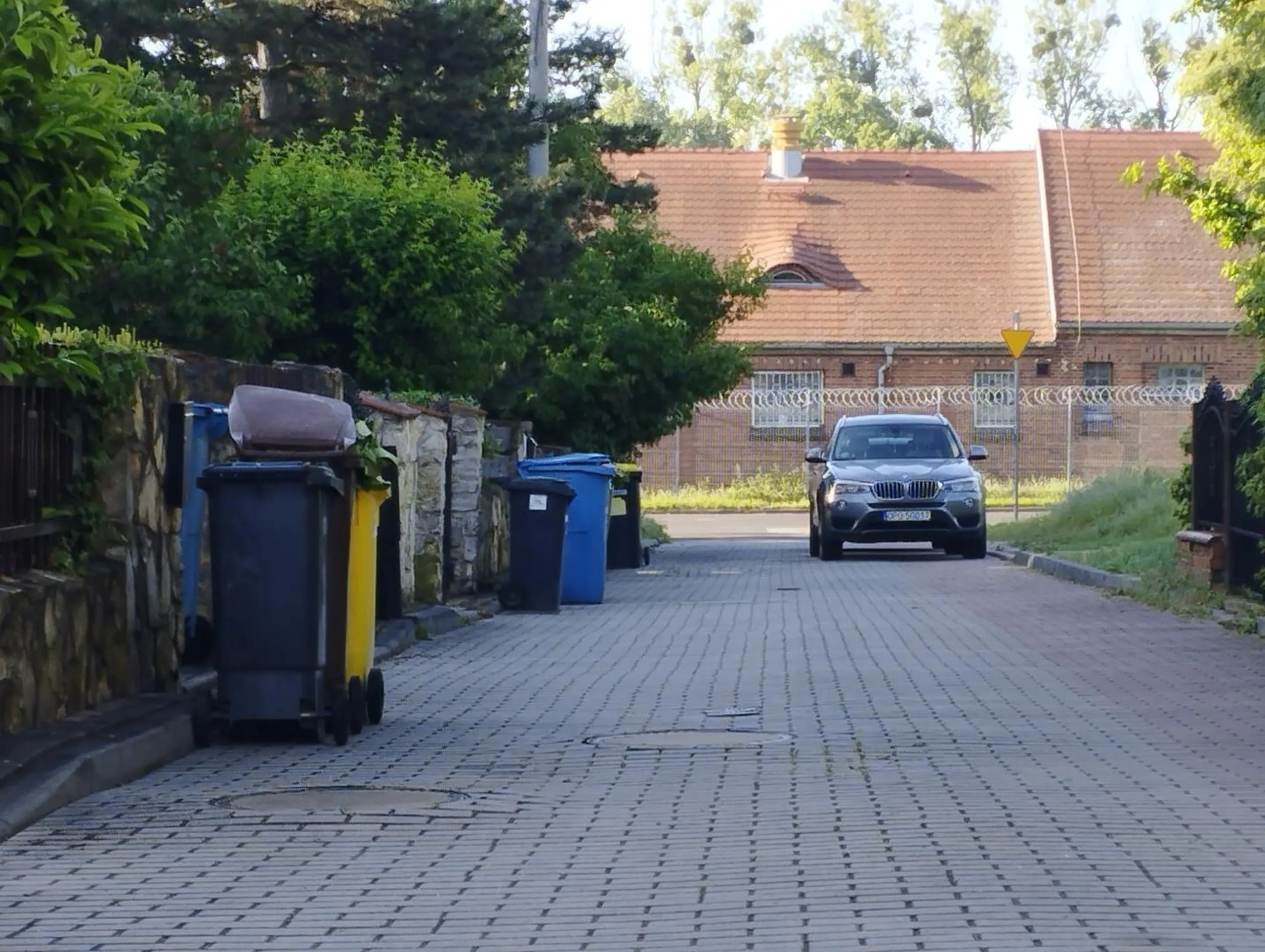 Jakim zjebem trzeba być, aby zablokować ulicę dla przejazdu śmieciarki pomimo prośby o zaniechanie parkowania.