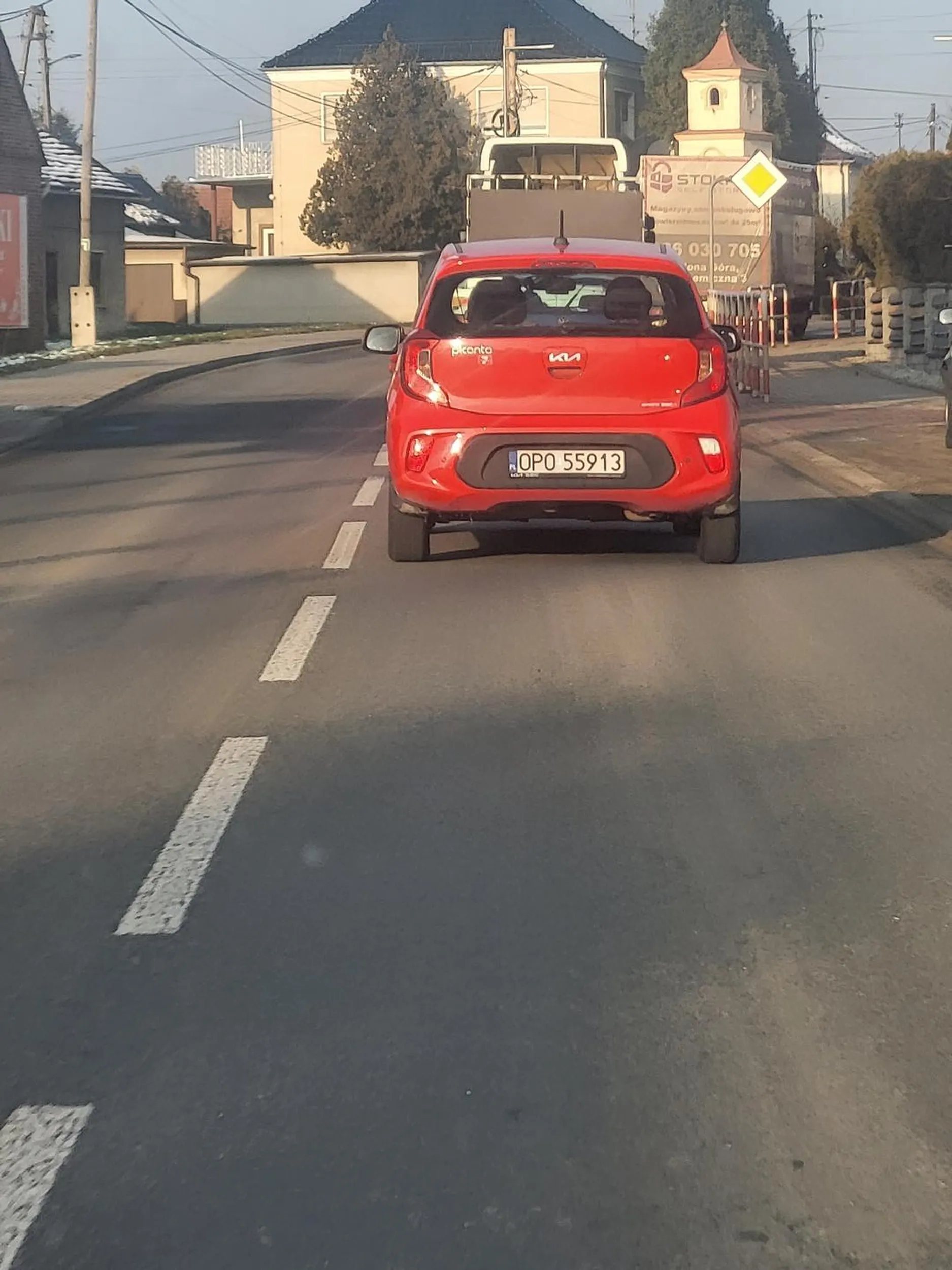Chłop na rondzie w Prószkowie wymusza pierwszeństwo najpierw kierującemu niebieskim VW Polo, a potem mi, prawie doprowadzając do wypadku. Mając oczywiście pretensje do mnie i do kierującego Volkswagenem. Uważajcie na tego człowieka, na drodze zachowuje się jak obłąkany