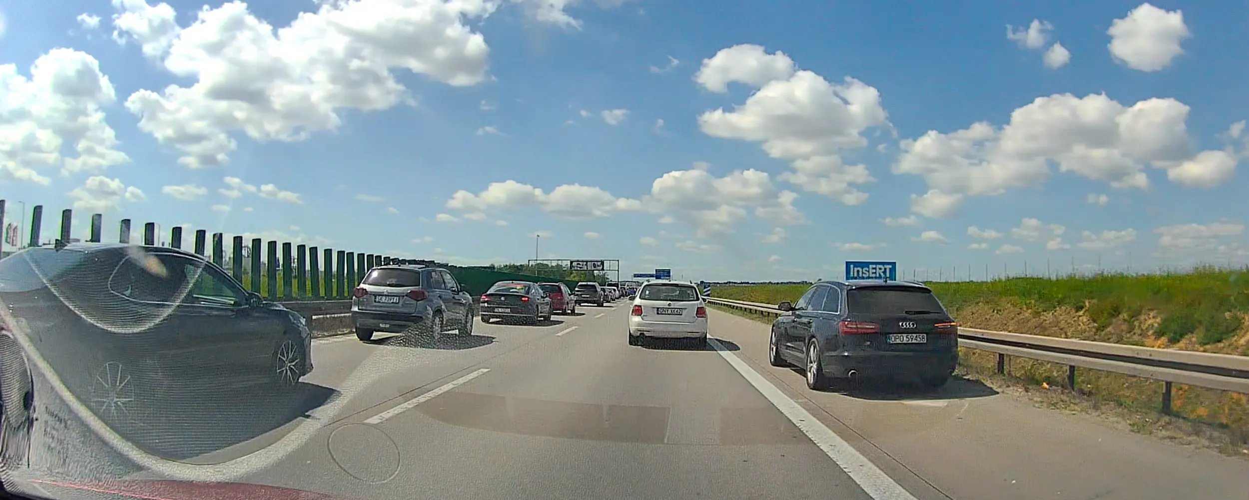 Miejsce zdarzenia: https://maps.app.goo.gl/sWSQkaJZtGLt9s8v6 51°0257.0"N 16°5708.7"E Data zdarzenia: 1 maja 2025 12:31:22 Jazda pasem awaryjnym, koleś nie chciał poczekać jak każdy do zjazdu xD