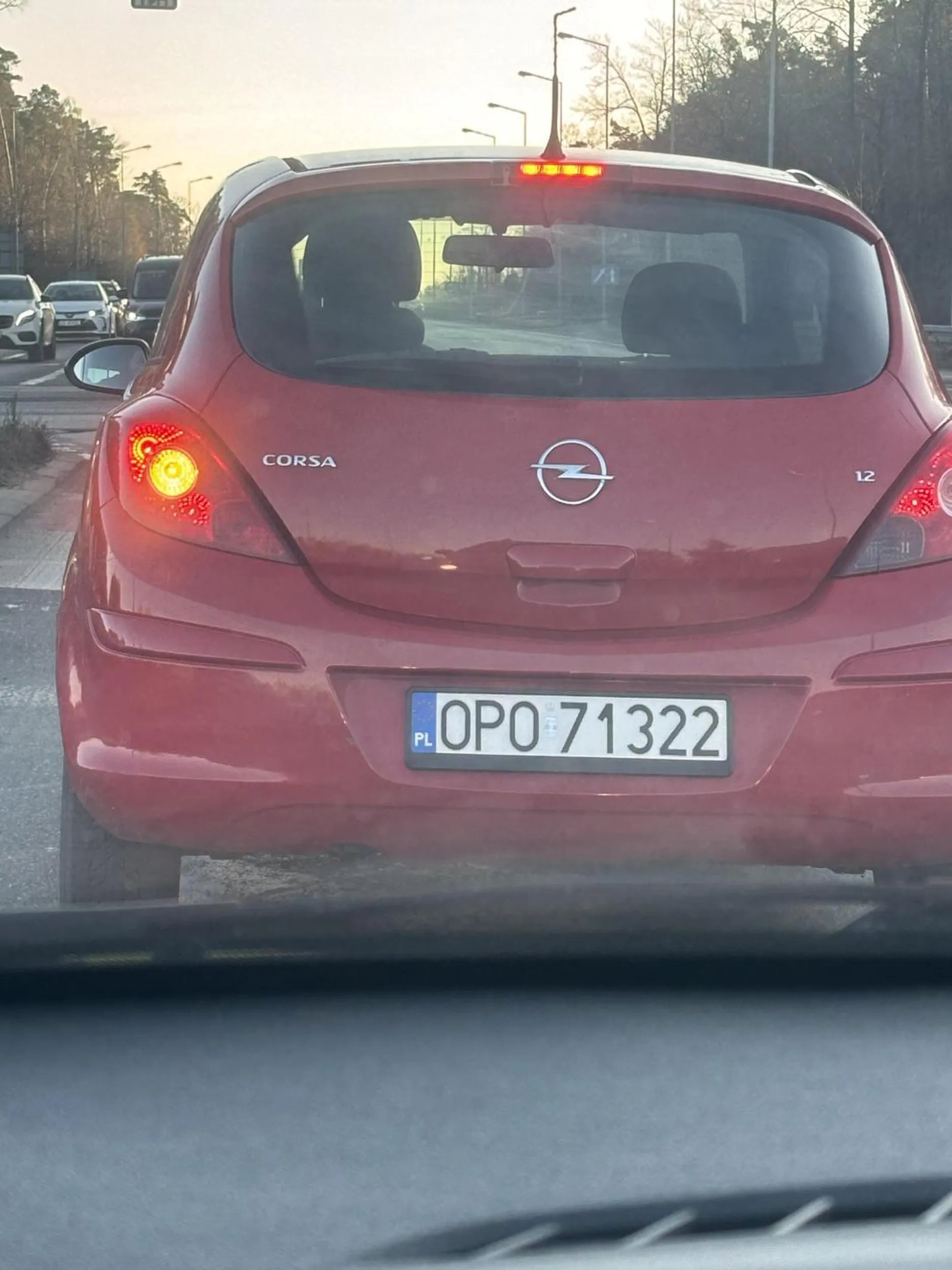 Pani kierująca pojazdem ślepa!!!! Wyjeżdża prosto pod maskę wymuszając pierwszeństwo! Zabrać prawo jazdy