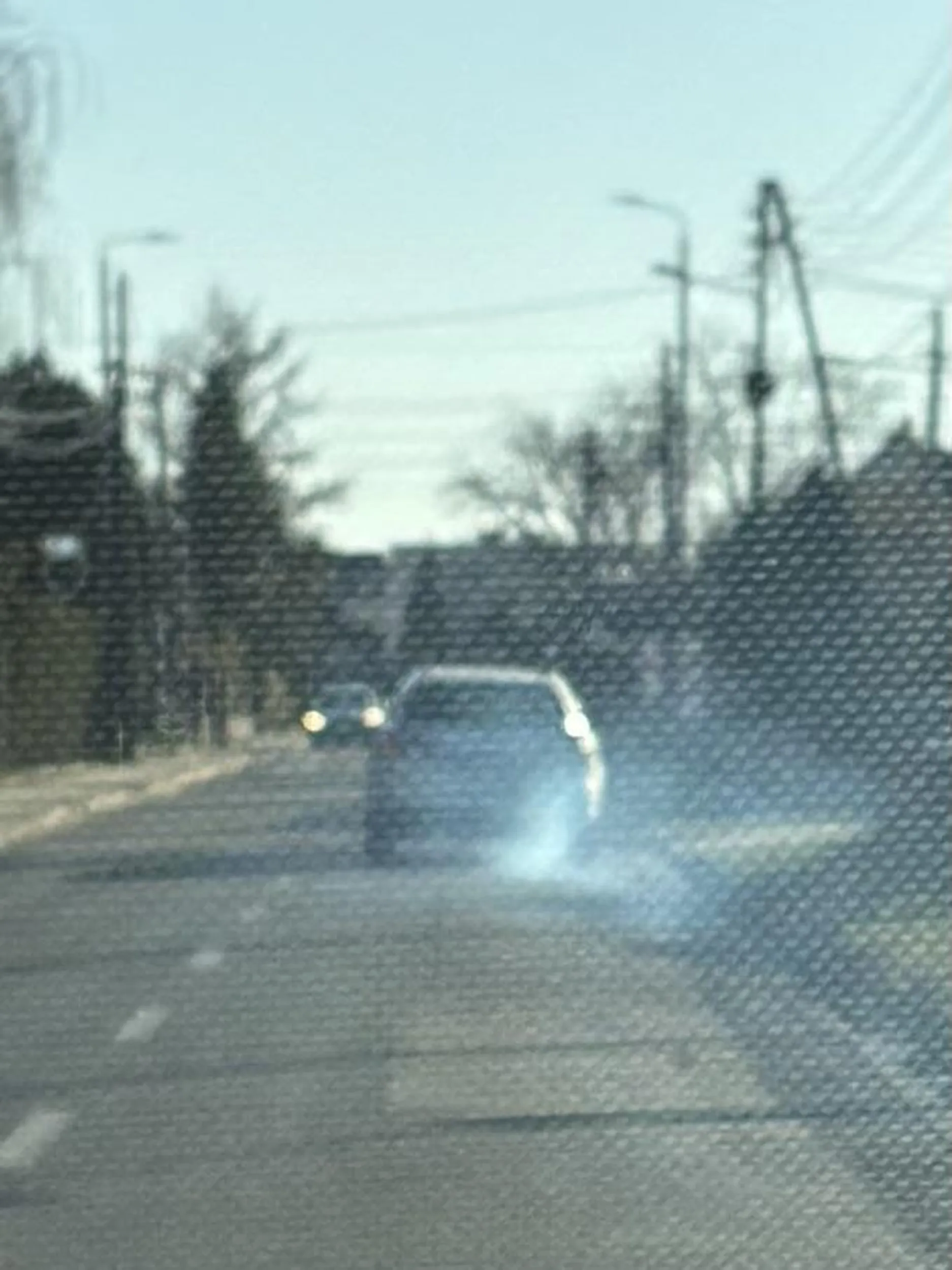 Diagnosta, który dopuścił to goowno do ruchu, powinien zmienić pracę. Kierujący tym goownem powinen wrócić do powożenia furmanką. Bo jeździ po liniach jakby był nacpany.