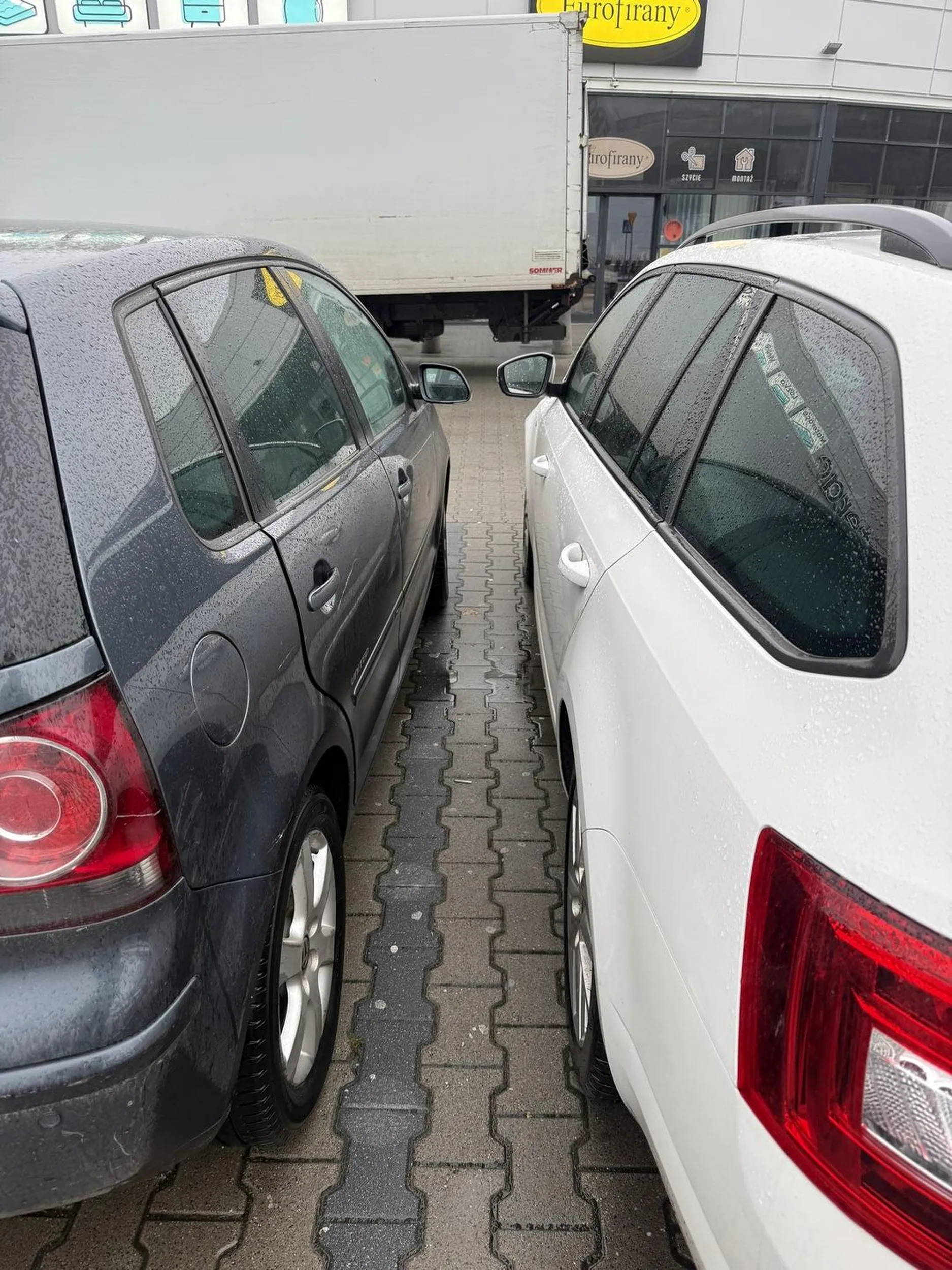 Nie pozdrawiam kierowcę Polo. Przecież można było zaparkować normalnie w swoim miejscu parkingowym, a nie blokować drzwi kierowcy innego pojazdu
