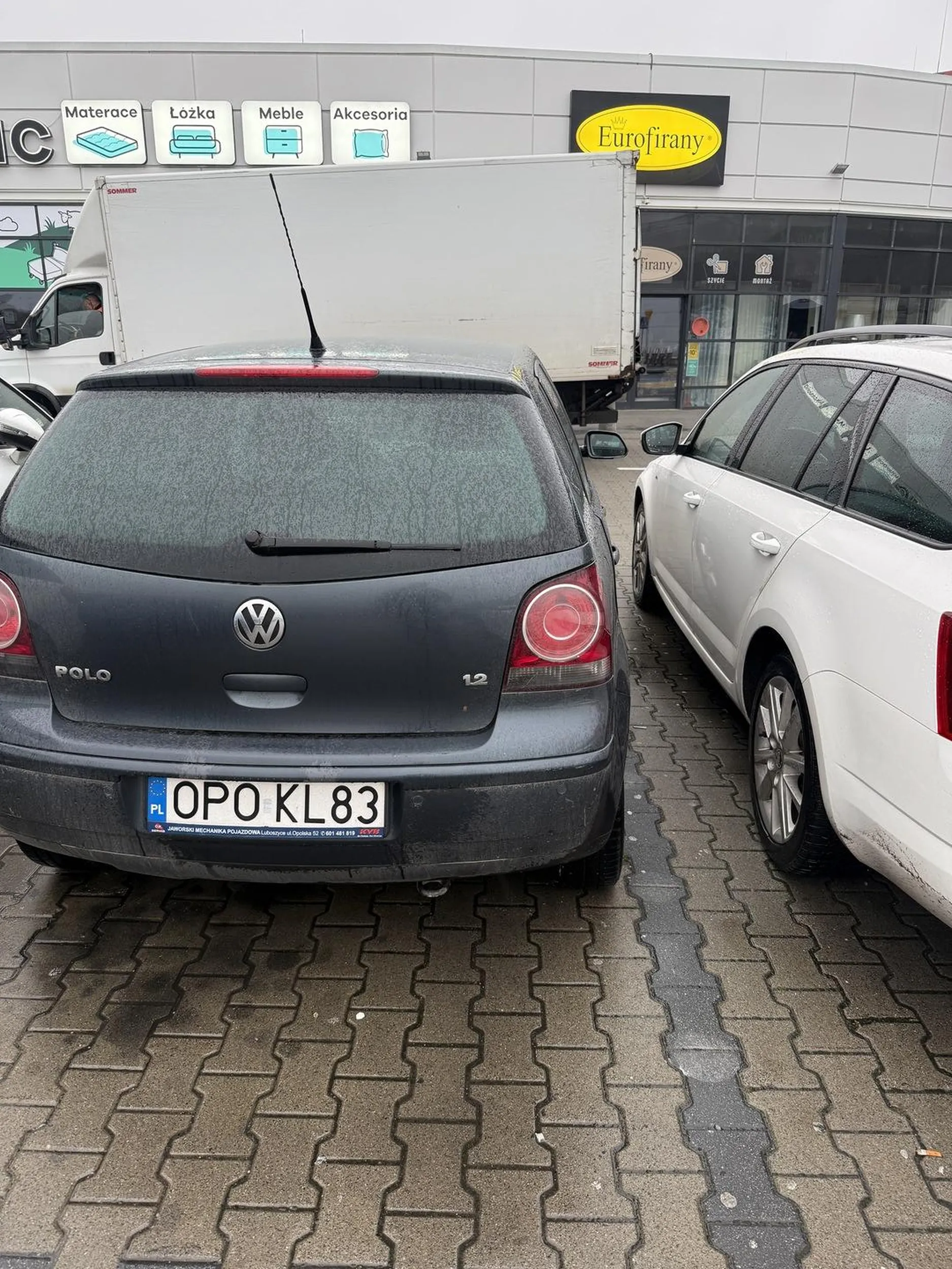 Nie pozdrawiam kierowcę Polo. Przecież można było zaparkować normalnie w swoim miejscu parkingowym, a nie blokować drzwi kierowcy innego pojazdu