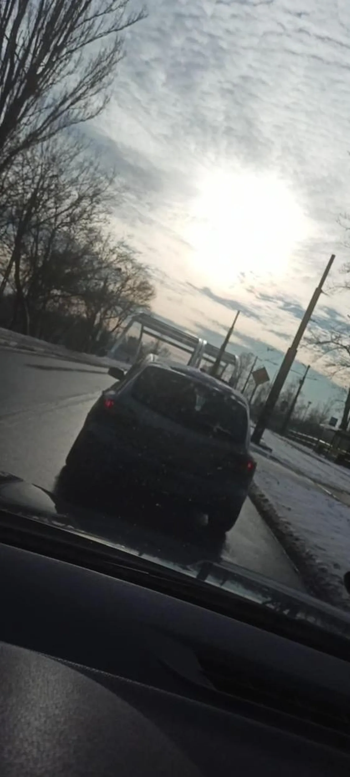 Kolorowy kolega z całym pelenieniem nie potrafi jeździć na suwak i wymusza, oczywiście jazda bez kierunkowskazów