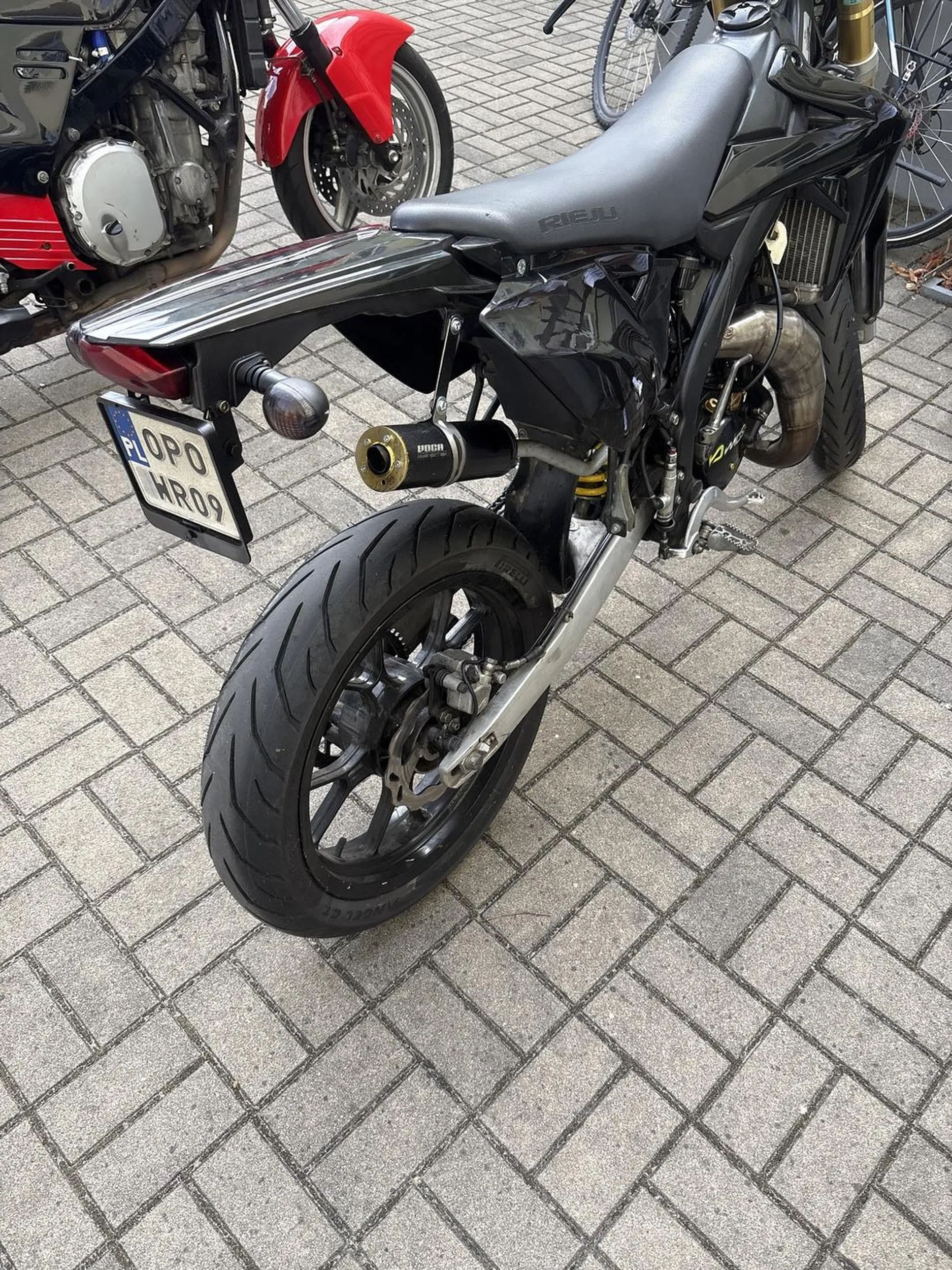 Jeździ na jednym kole po autostradzie koło opola 60km/h