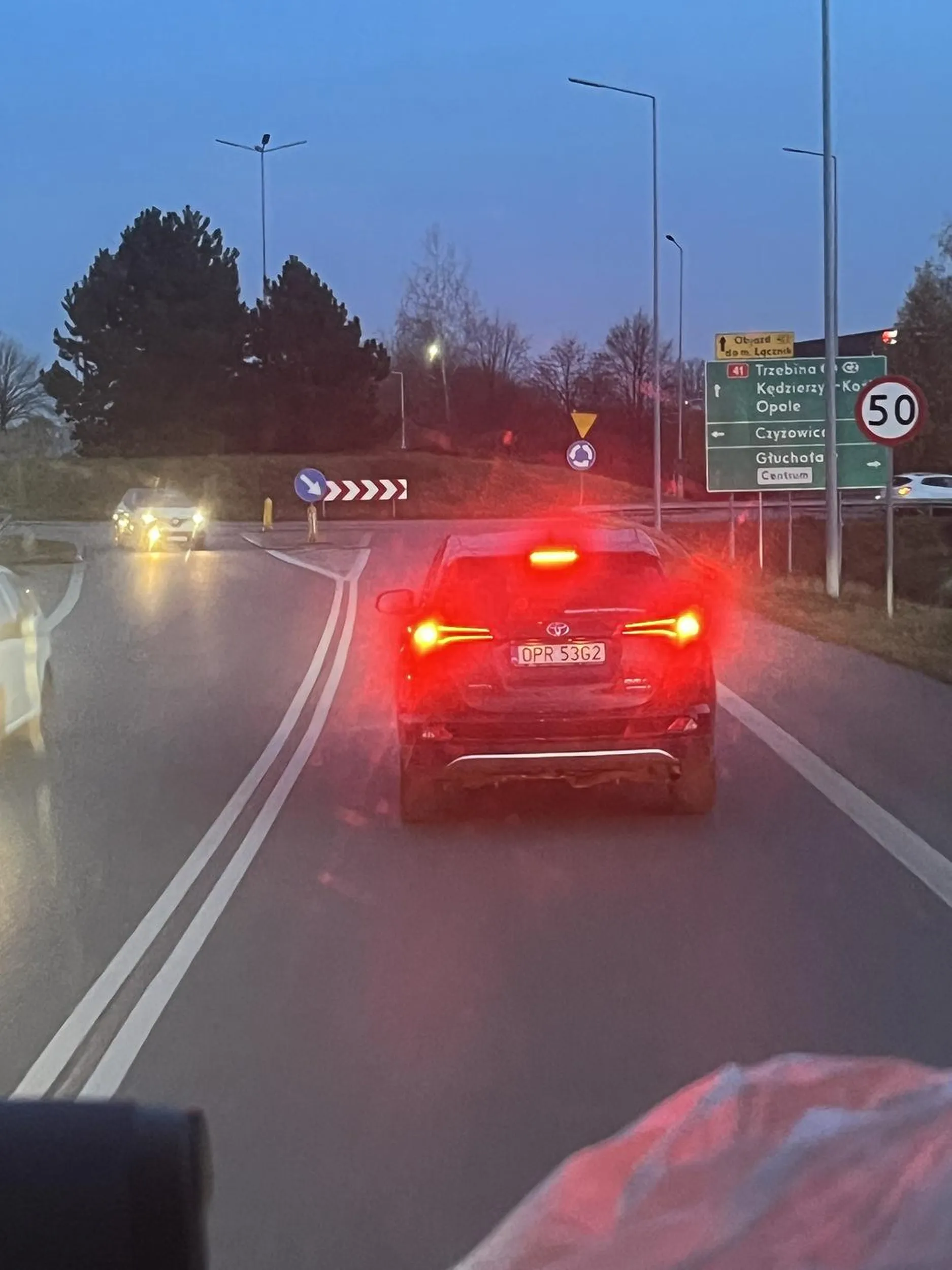 Ameba drogowa. W terenie zabudowanym 35 km/h. Na ograniczeniu do 70, jedzie 55. A poza terenem zabudowanym jak jest możliwość do wyprzedzania to przypomina sobie, że na gaz i jedzie 90.