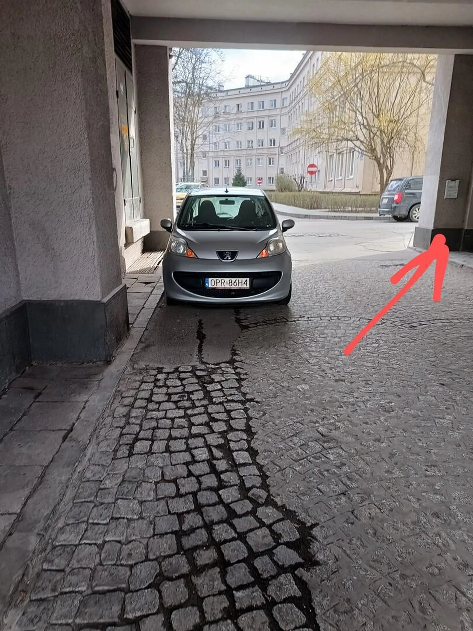 Parkujesz w środku bramy, która nie tylko jest wyjazdową to jeszcze jest wyjściowa z klatki schodowej bloku. Myślenie nie boli!