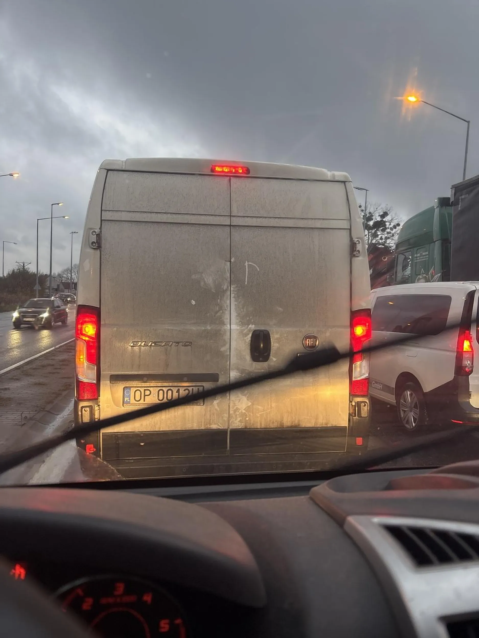 Pan z DHL kurier wjechał mi i uckiekl z miejsca zdarzenia