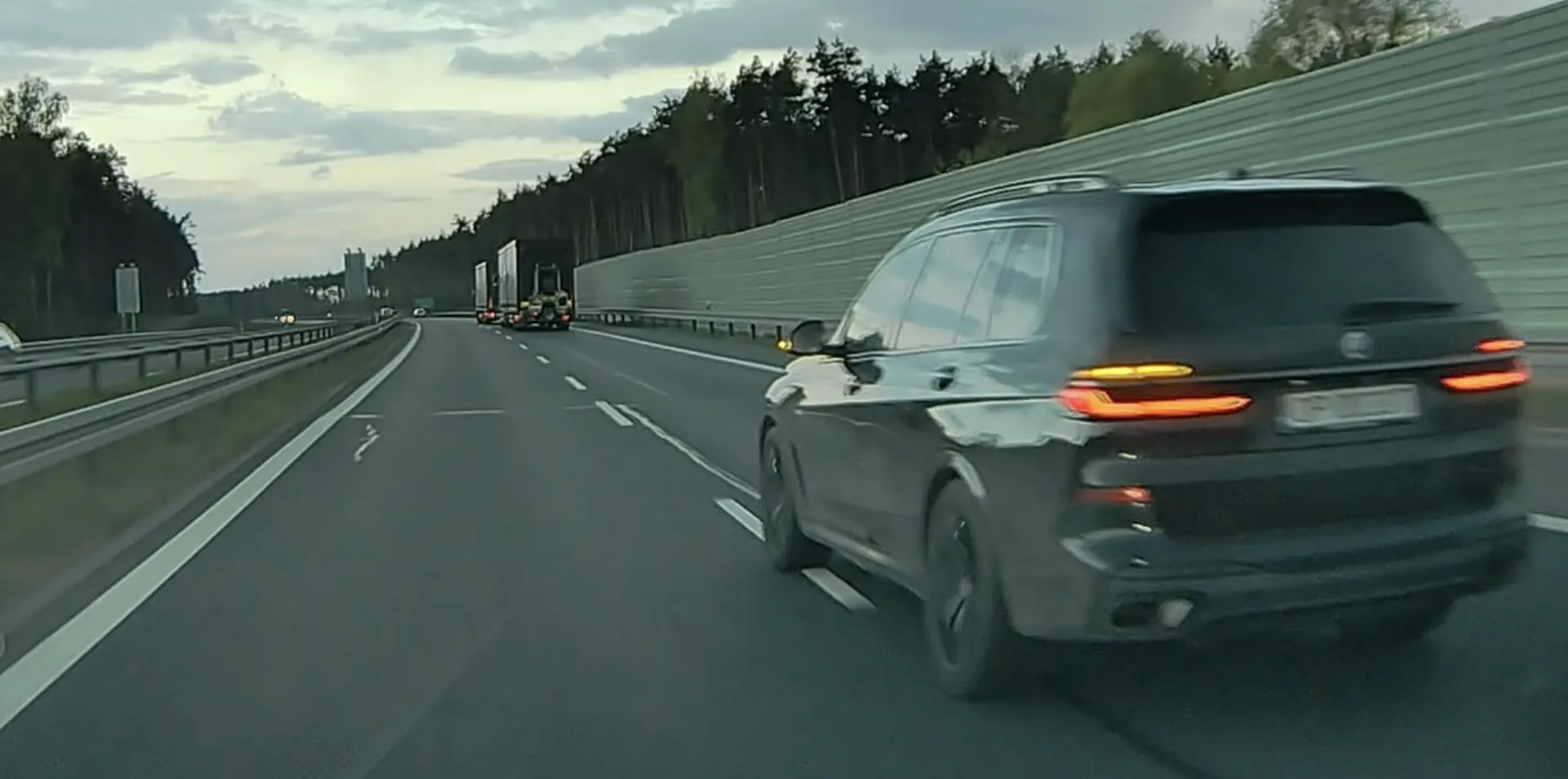 Jade 120kmh na s3 na tempomacie, wyprzedam tiry, a tu BMW z opola podaje na długich z 150kmh i wyprzedza a prawym pasem. Jakie to typowe dla nowobogackich typów w BMW.