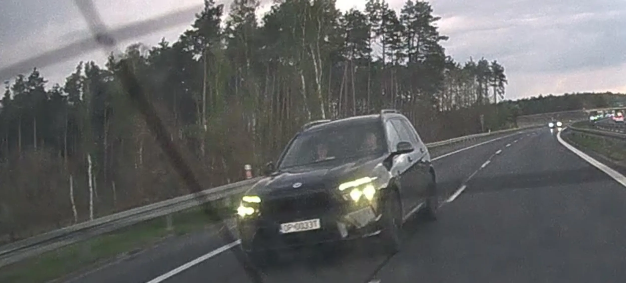 Jade 120kmh na s3 na tempomacie, wyprzedam tiry, a tu BMW z opola podaje na długich z 150kmh i wyprzedza a prawym pasem. Jakie to typowe dla nowobogackich typów w BMW.