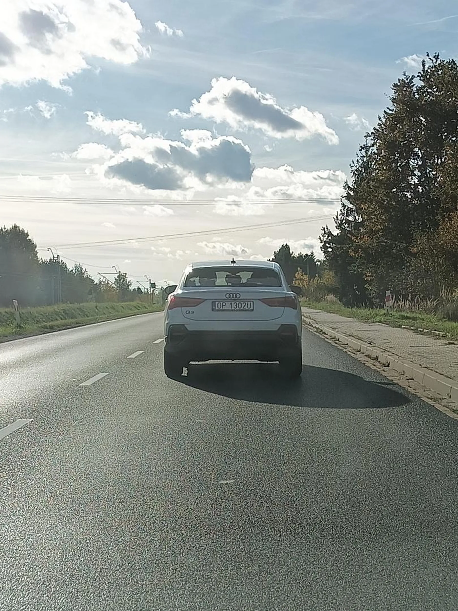 Kobieta jedzie jak by bała się zjechac z ronda z prędkością większą niż 2km/h, coś nie tak z autem bo lata mocno na boki (albo poprostu jest piana)