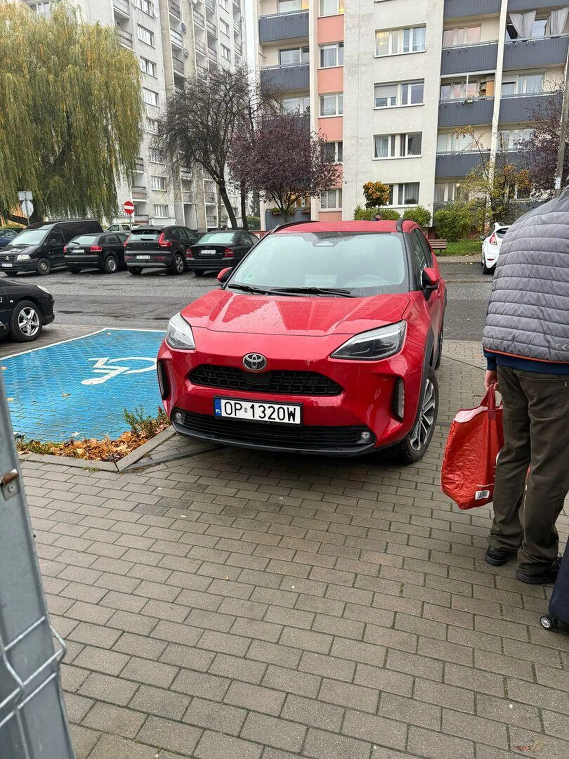 Staje w całości na chodniku uniemożliwiając zobaczenie czegokolwiek przy wyjeździe z osiedla