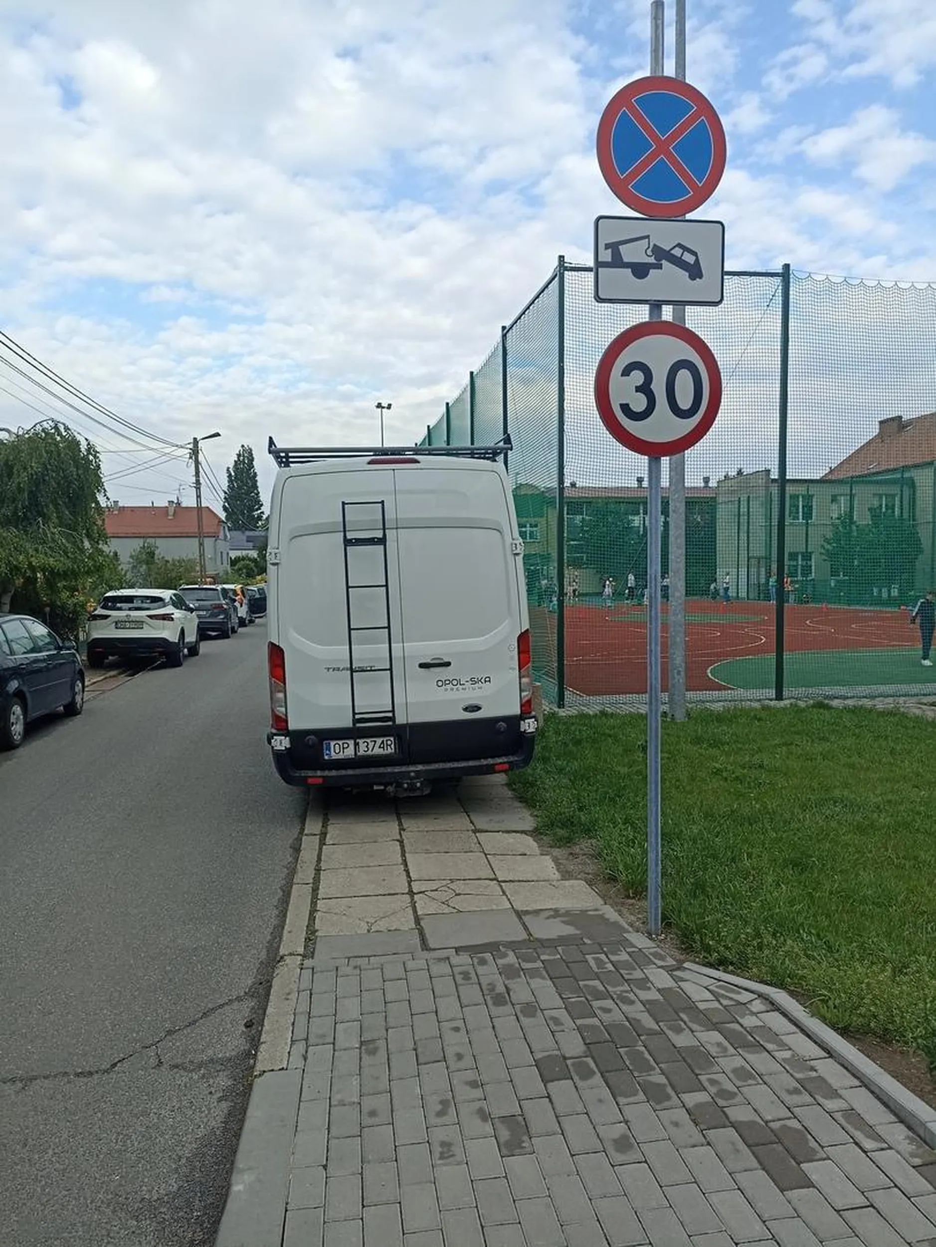 Tak zaparkował, że z dziećmi musiałem iść drogą.